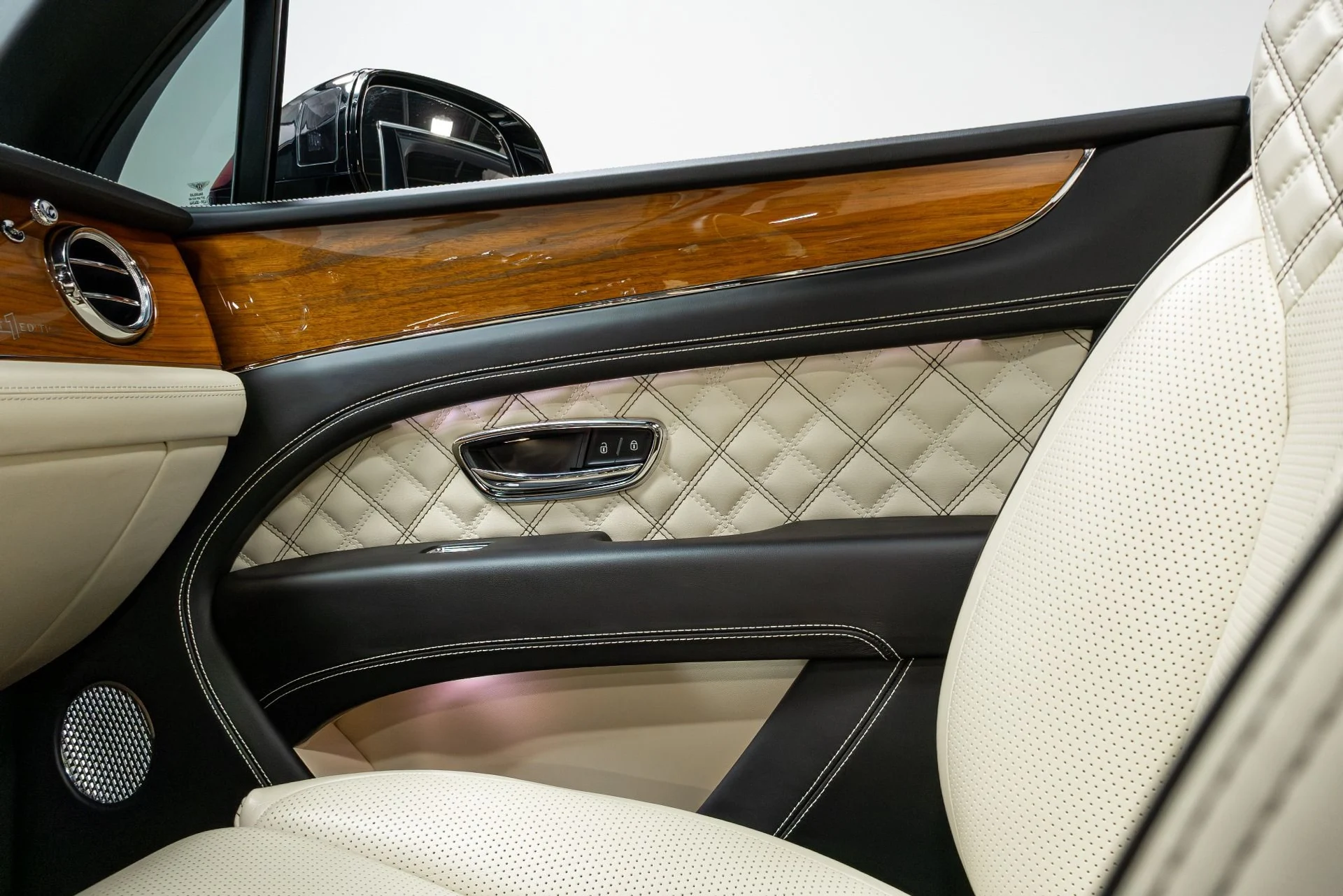 mph014_76064100_Used_2021_Bentley_Bentayga_V8_First_Edition_1776782316_cfbfb1afc0