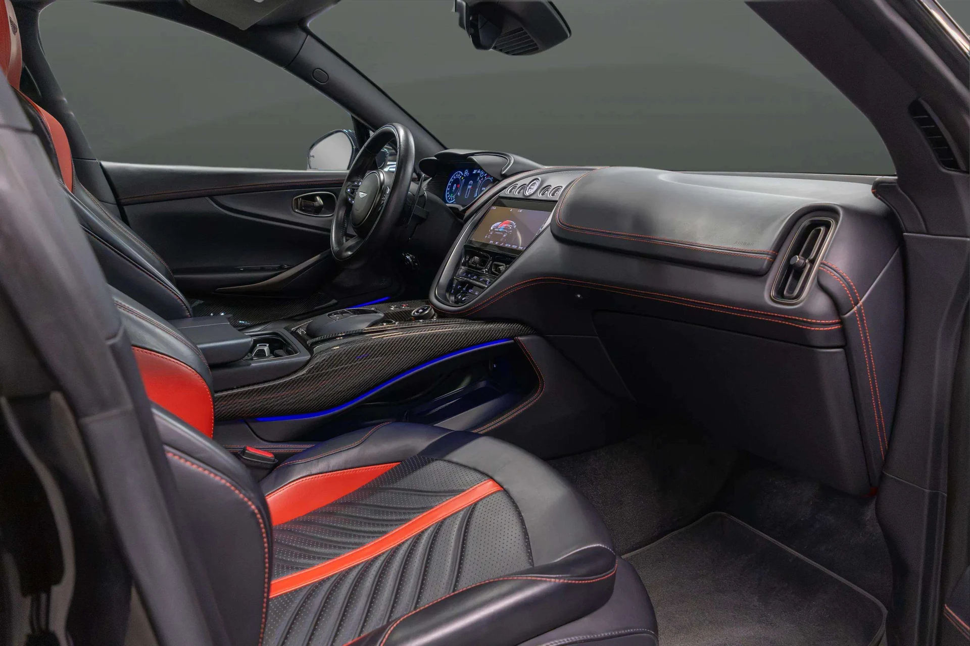 mph014_768281870_12c12c3b_1e3f_4bd2_a514_2b08e4f48a1c_202320_Aston20_Martin20_DBX_207072028_SD_7_VUJBW_9_PTV_0613129_15_6a08b46046