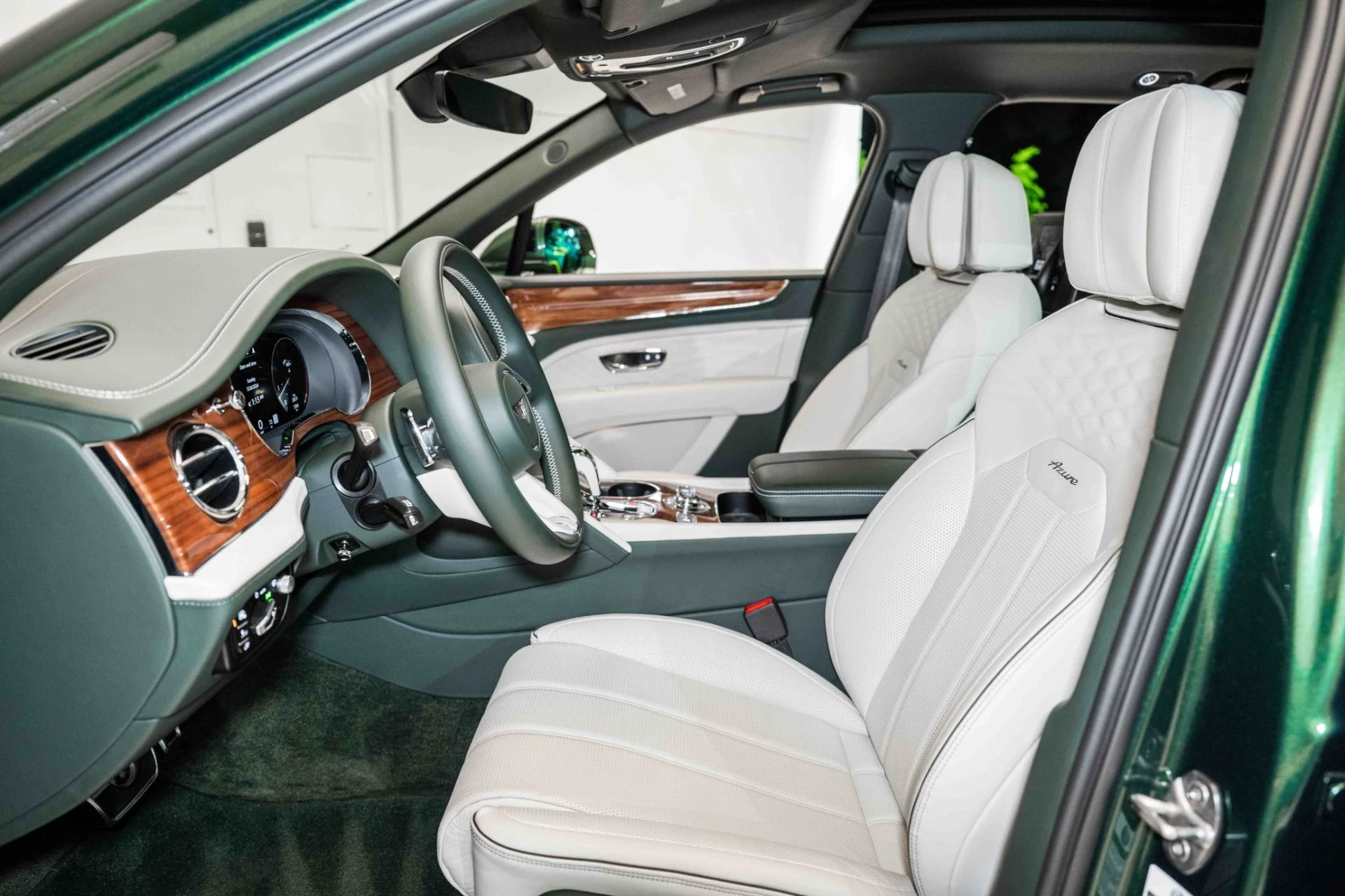 mph014_769443492_Used_2023_Bentley_Bentayga_EWB_Azure_V8_1716828034_b2b8342712