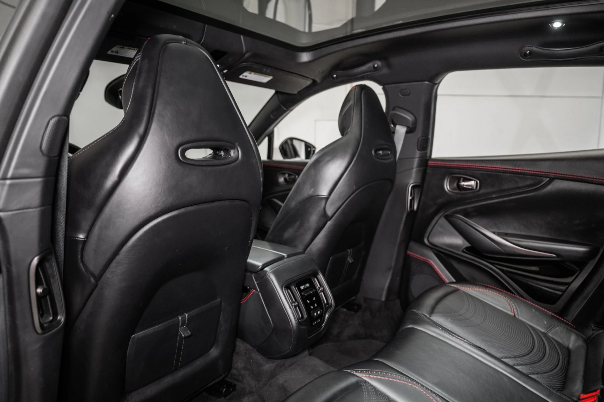 mph014_770478020_Used_2023_Aston_Martin_DBX_1759420247_faf8222324