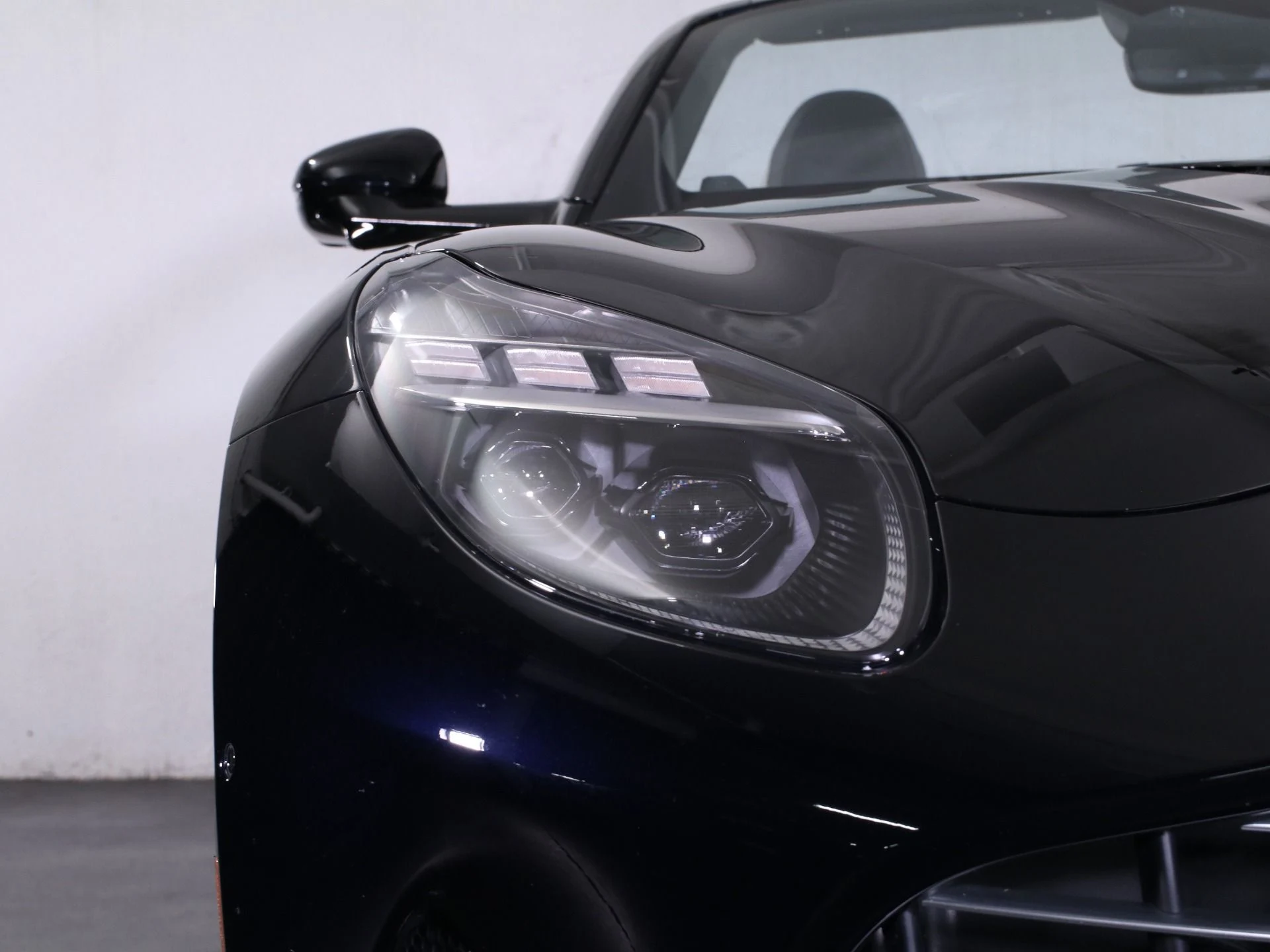 mph014_786674115_Used_2025_Aston_Martin_DB_12_Volante_1758482753_712e38401b