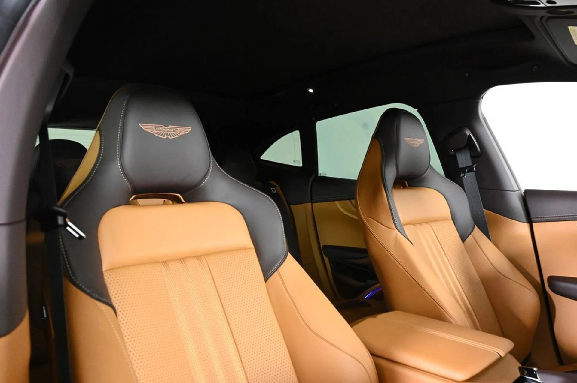 mph014_79353070_new_2026_aston_martin_dbx_707awd_11350_23027858_15_1024_e962d325af