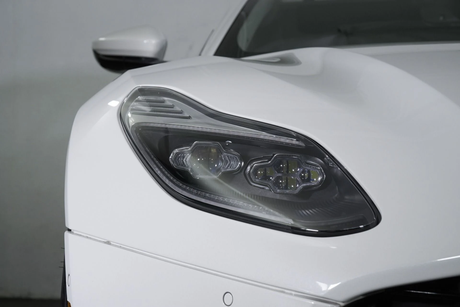 mph014_813258178_Used_2018_Aston_Martin_DB_11_1764361544_8123793671