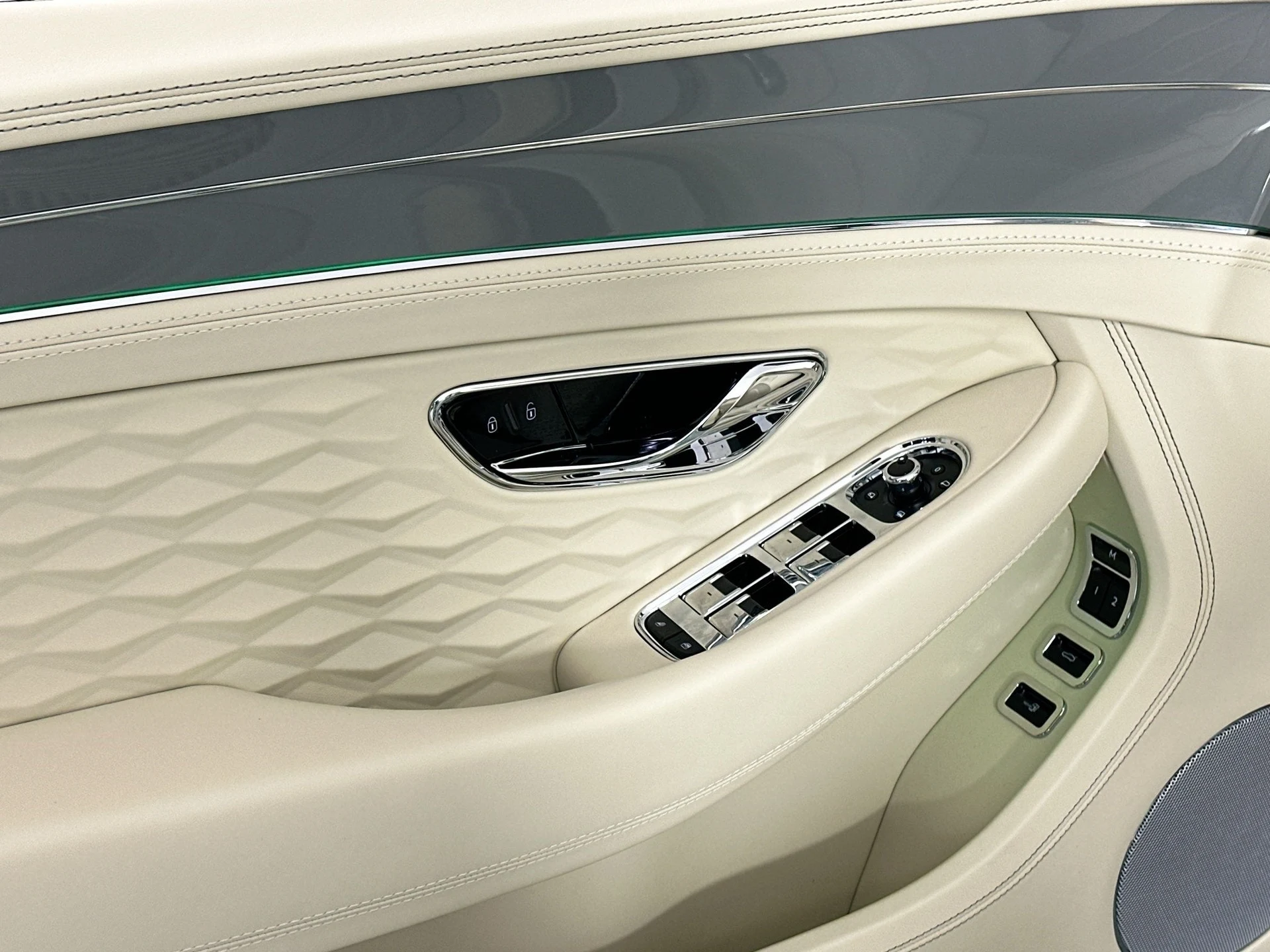 mph014_823120218_15_fbc2fed98e