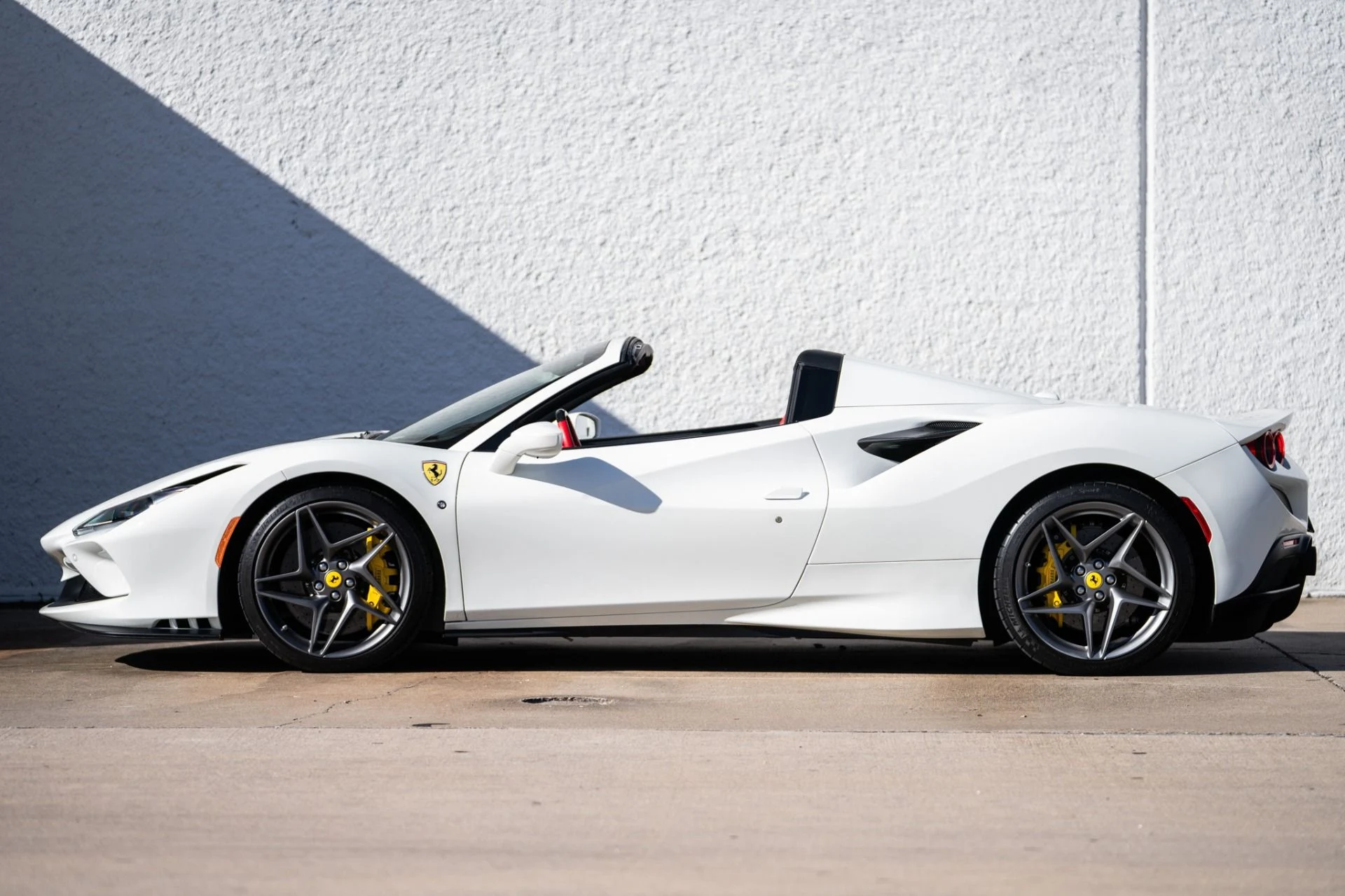 mph014_83966237_Used_2023_Ferrari_F8_Spider_1765825139_c936bbe2e0