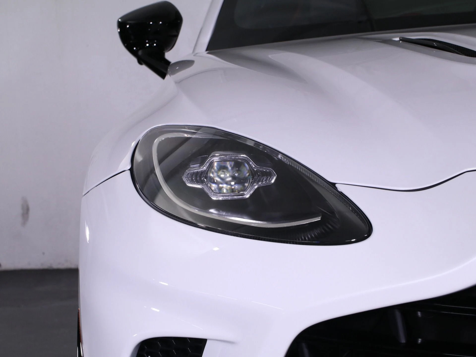 mph014_842562417_New_2025_Aston_Martin_DBX_707_1758482627_af1b2abbf4