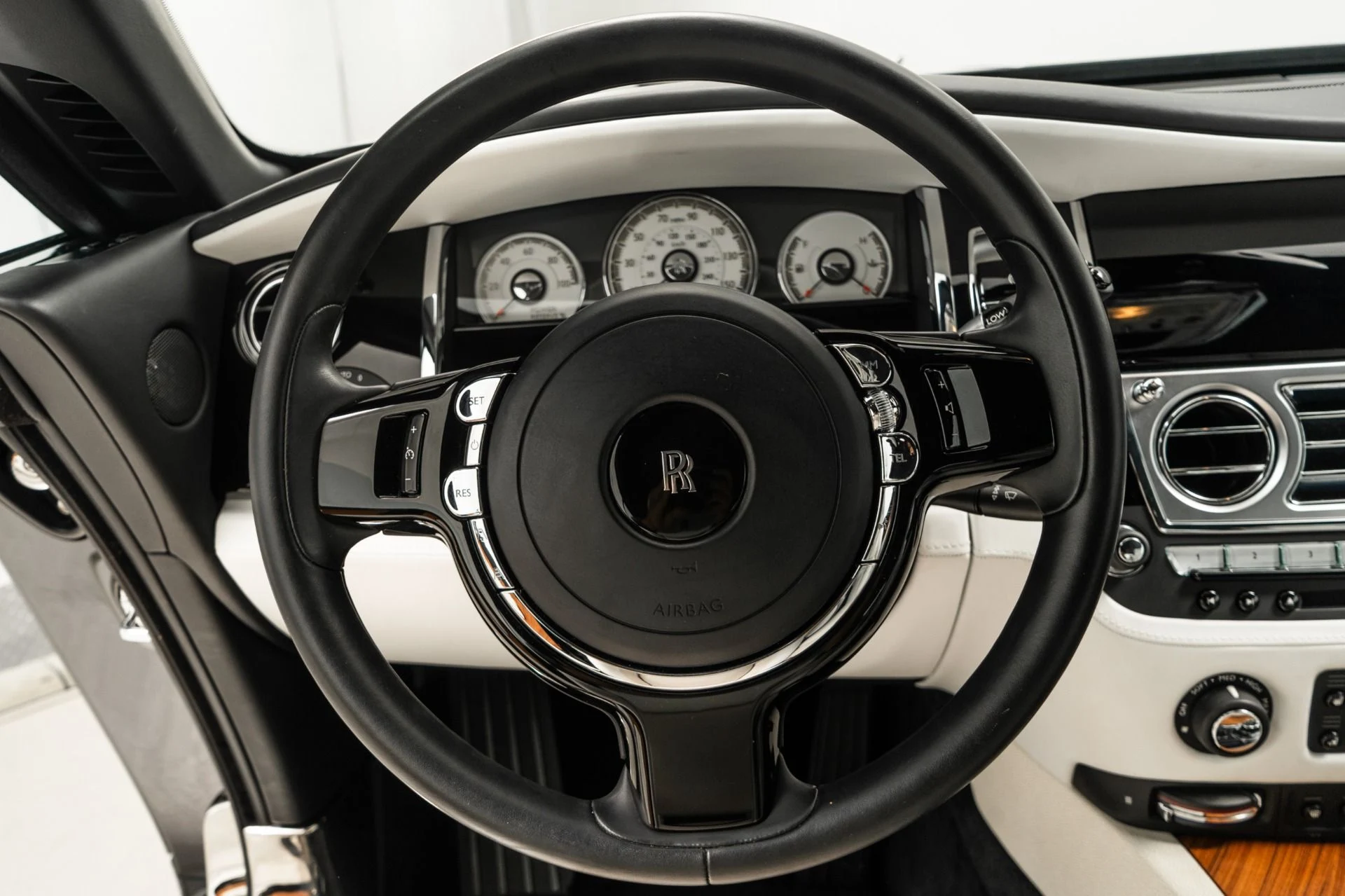 mph014_86482200_Used_2016_Rolls_Royce_Wraith_1759423730_7e0f731eff