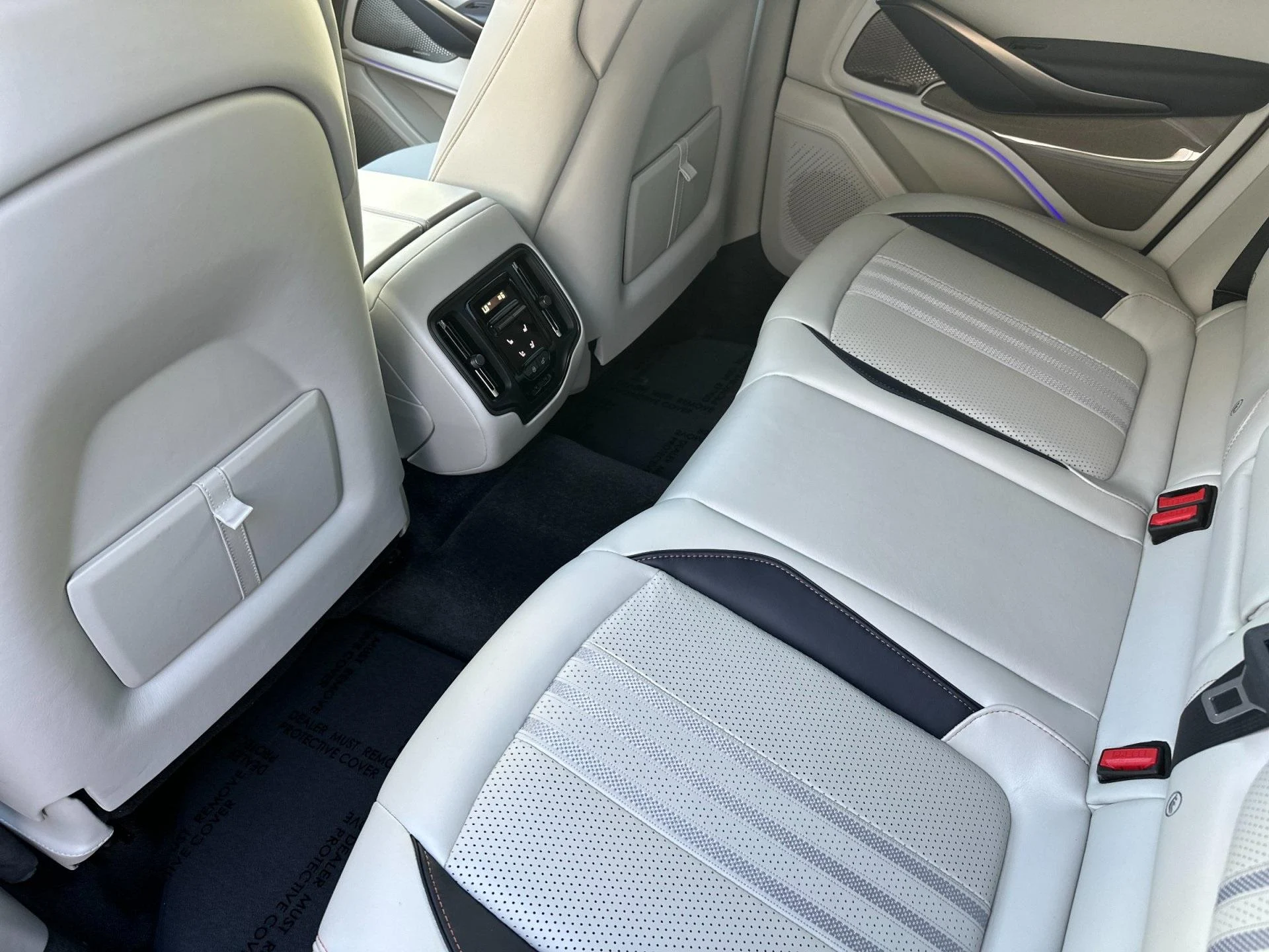 mph014_88135744_New_2025_Aston_Martin_DBX_707_1761314755_92665830f3