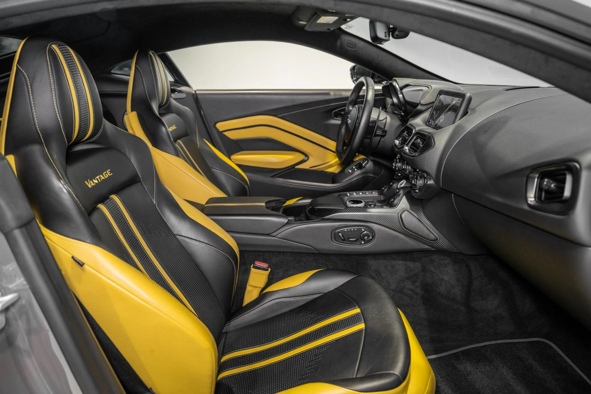 mph014_882275485_Used_2019_Aston_Martin_Vantage_1765989078_af3c08ae36