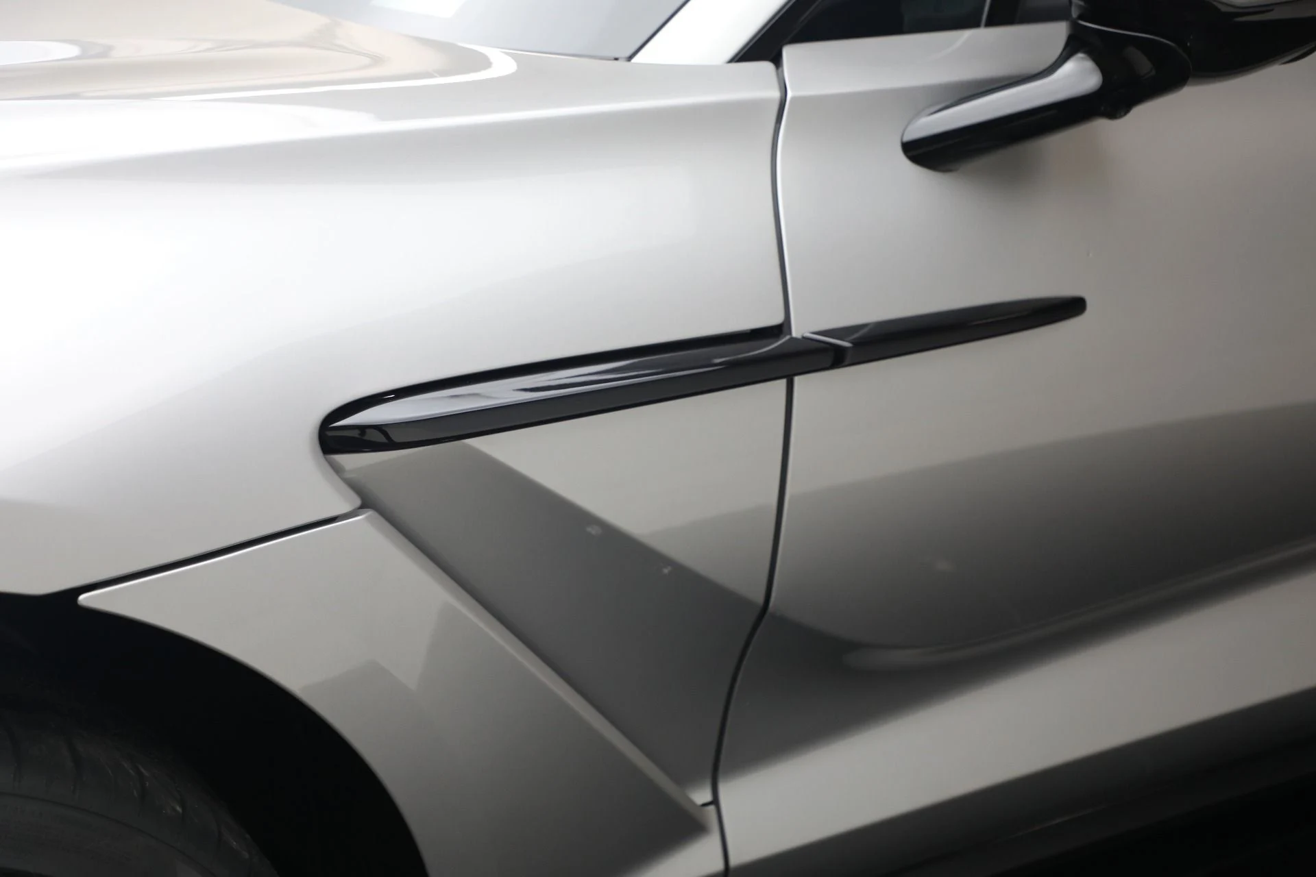 mph014_96558709_New_2026_Aston_Martin_DBX_707_1767813169_3e4e5b5cc3