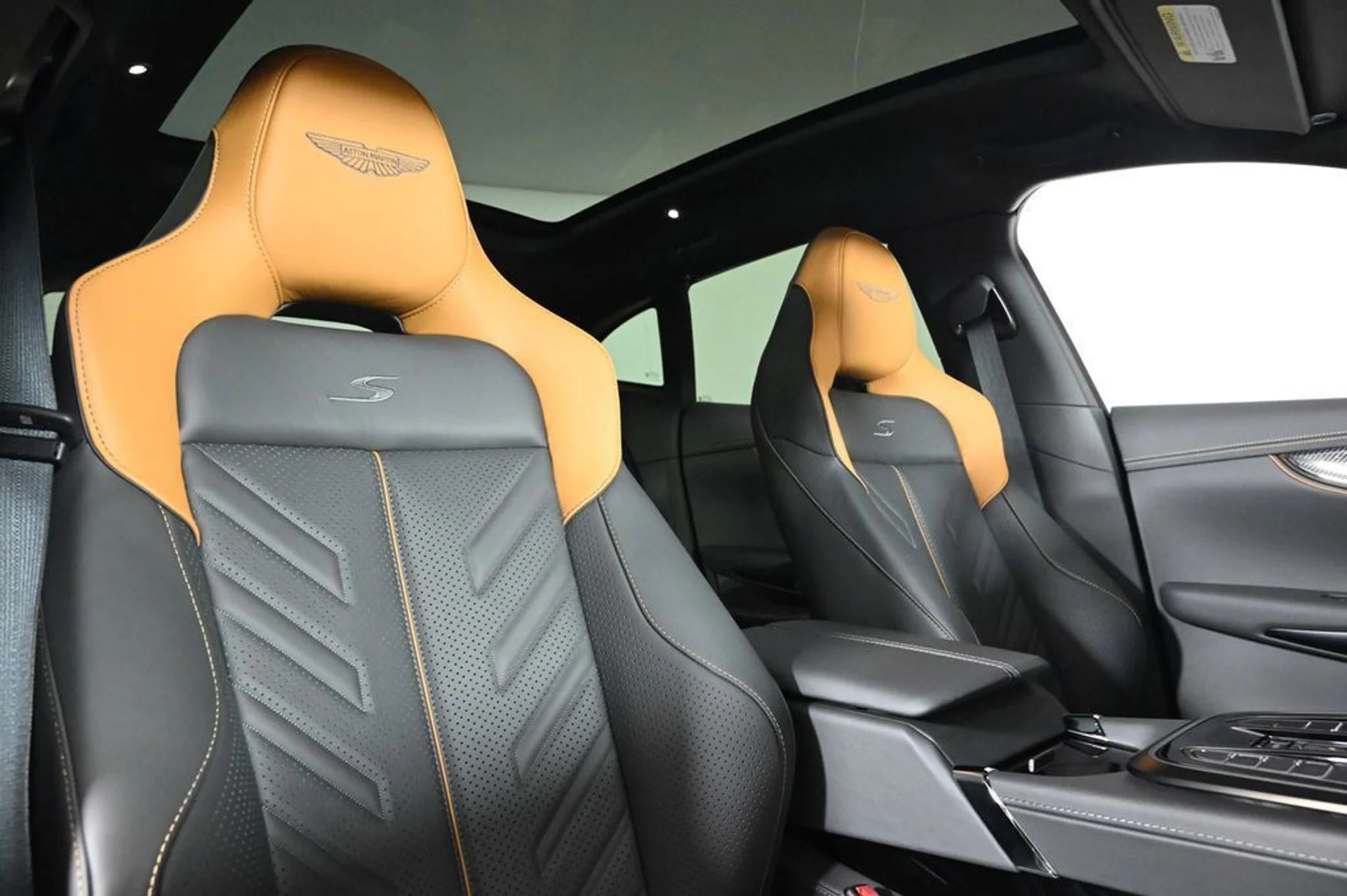 mph014_968538703_new_2026_aston_martin_dbx_sawd_11350_23029728_15_1024_721d87d521
