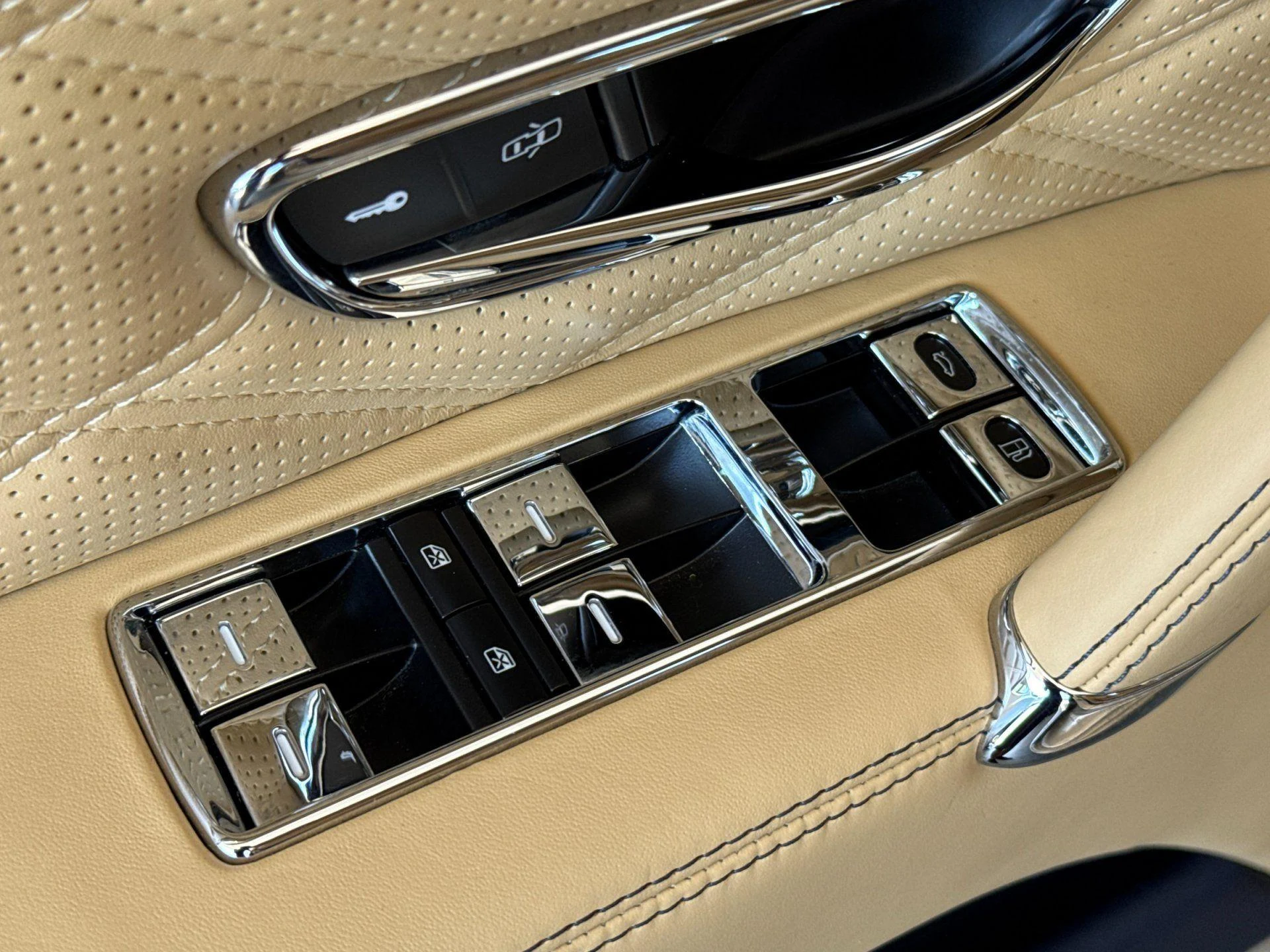 mph014_987939760_Used_2014_Bentley_Flying_Spur_1786111343_2e570fabdd