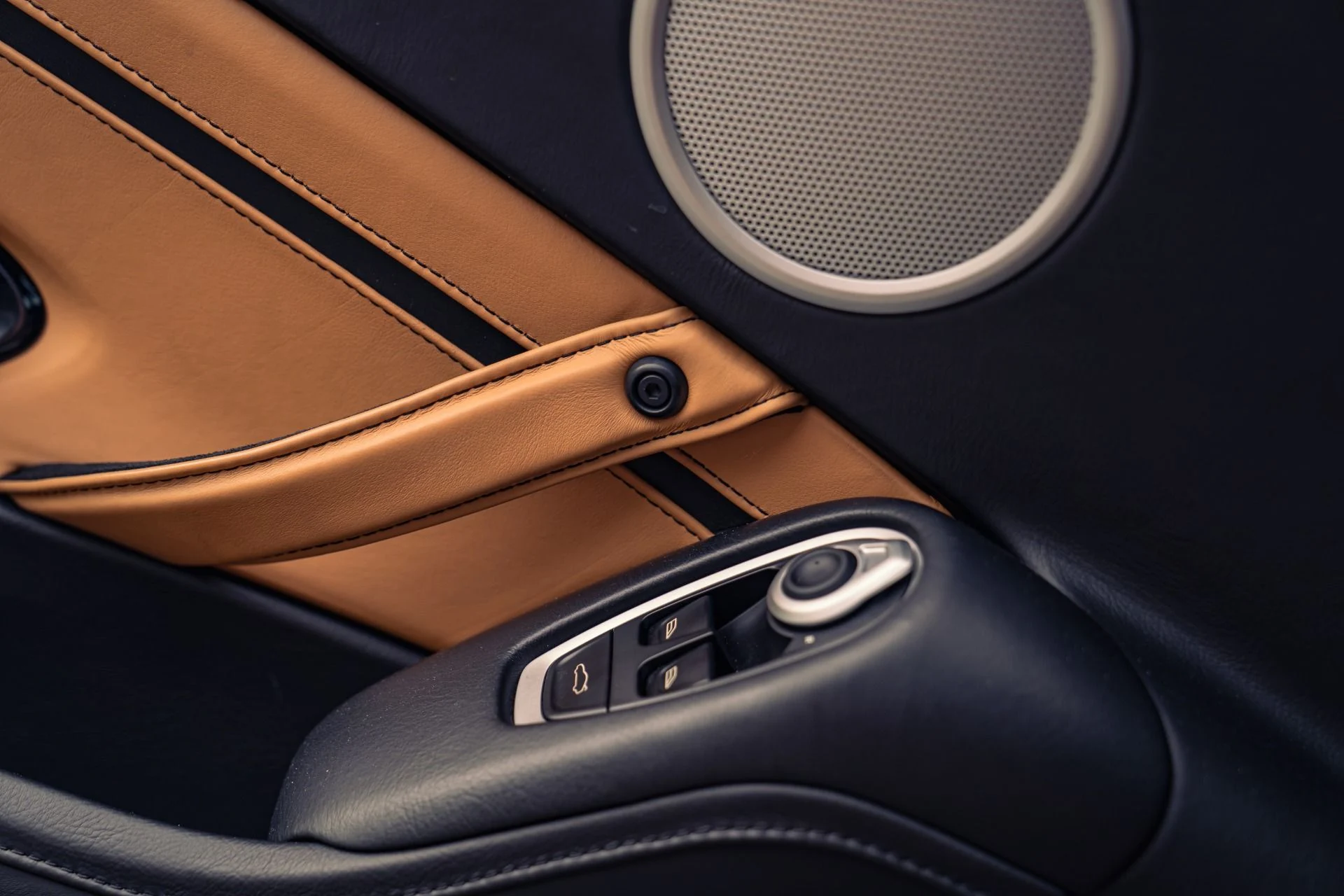 mph015_1000841290_Used_2020_Aston_Martin_Vantage_1786737751_da1fc4e992