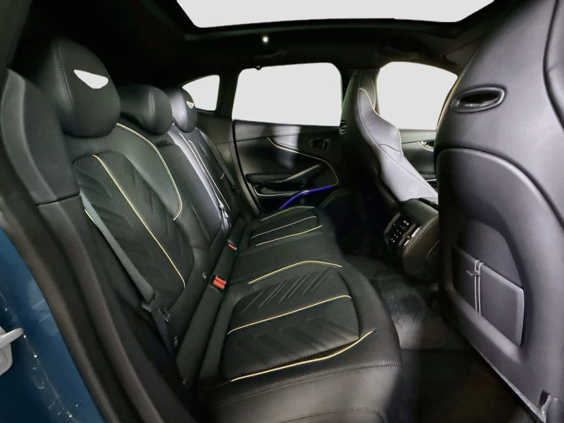 mph015_1003345860_new_2026_aston_martin_dbx_sawd_11350_23059220_16_1024_a9da4352a0