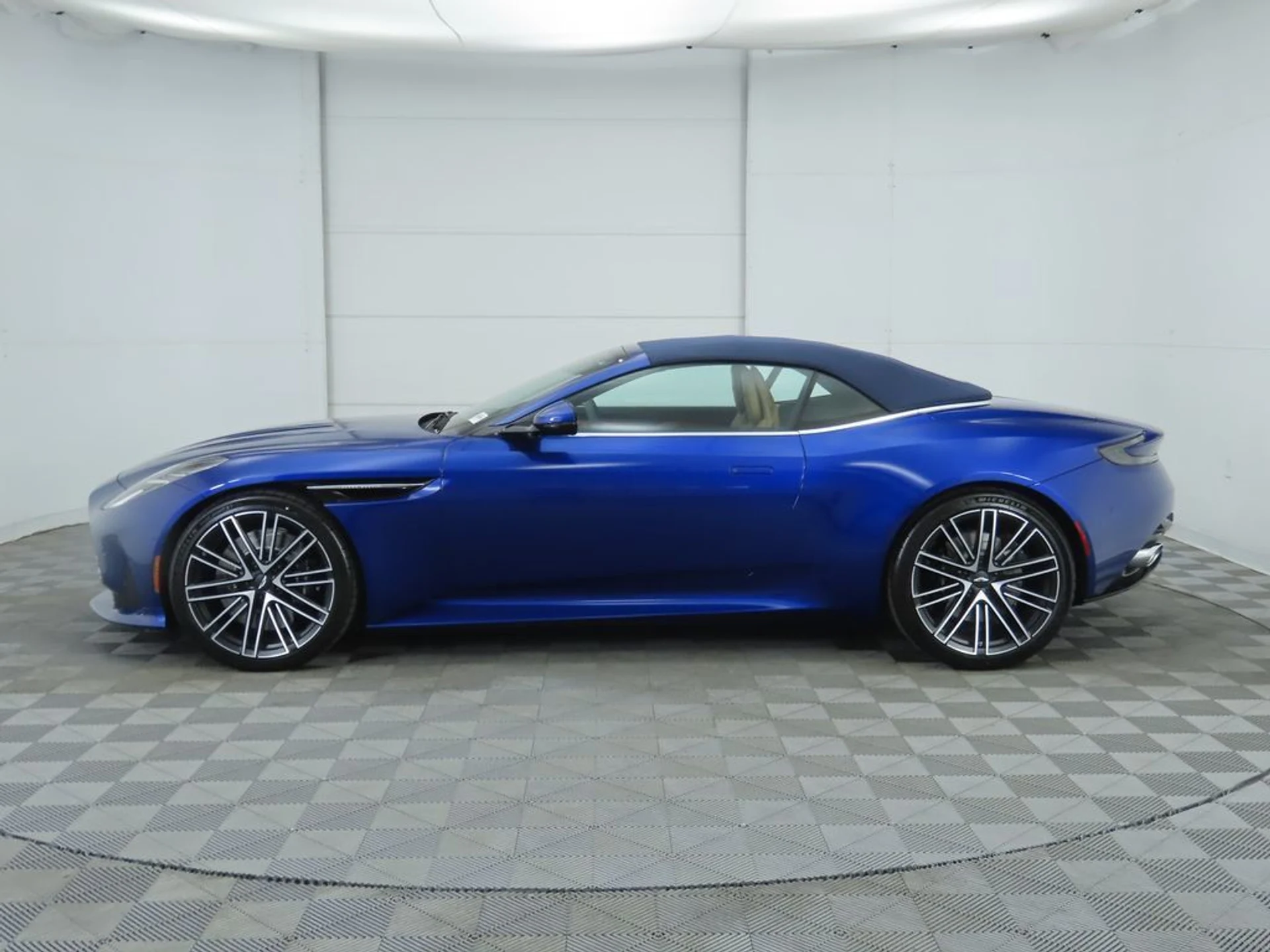 mph015_1011365637_used_2026_aston_martin_db12_volante_8119_23037586_16_1024_6e9057fc9f