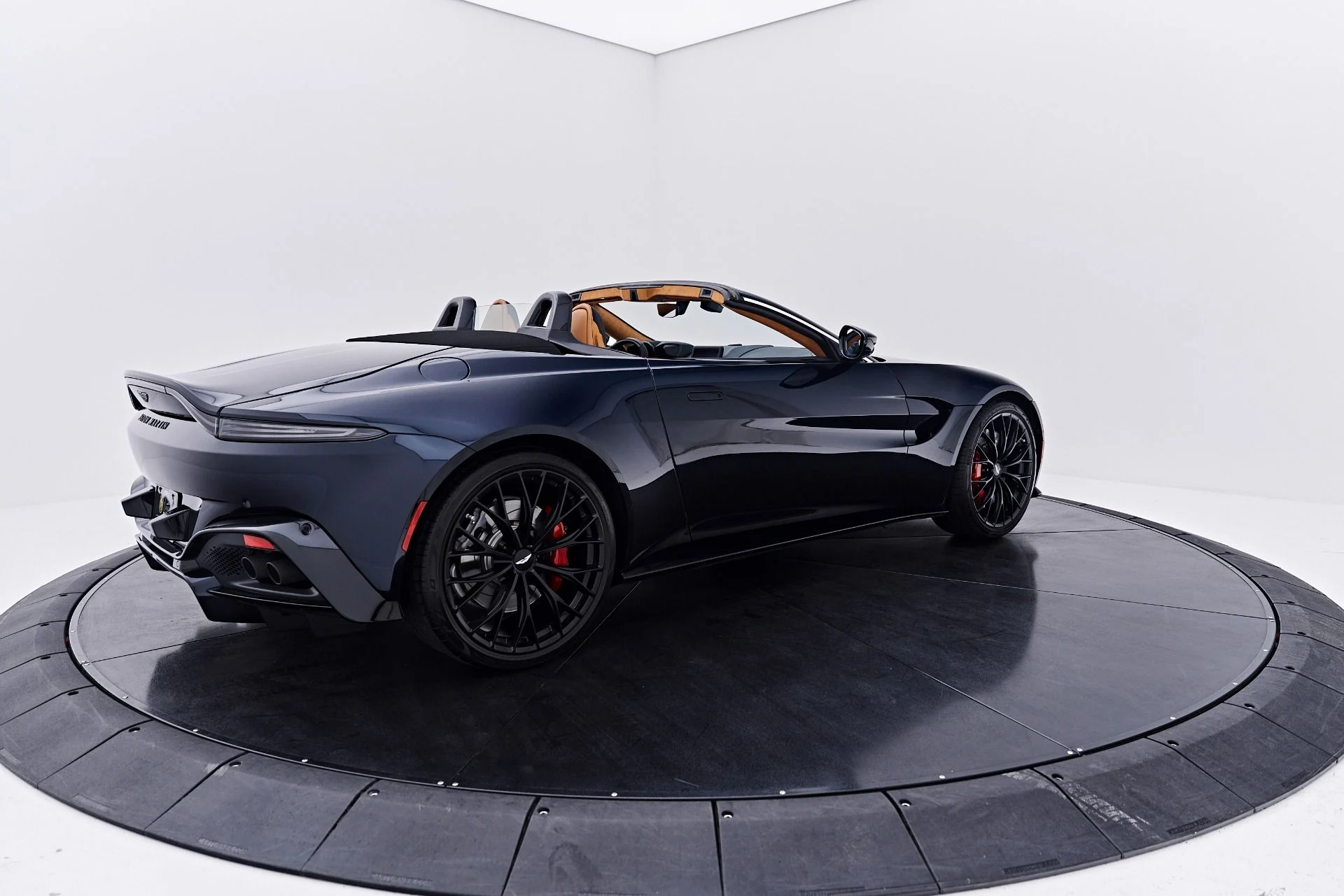 mph015_1014633499_Used_2022_Aston_Martin_Vantage_Base_1786226041_e6eeeaddd0