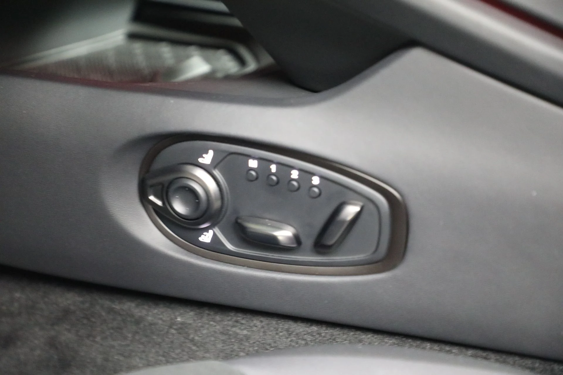 mph015_1018352367_Used_2025_Aston_Martin_DB_12_V8_03d925958a