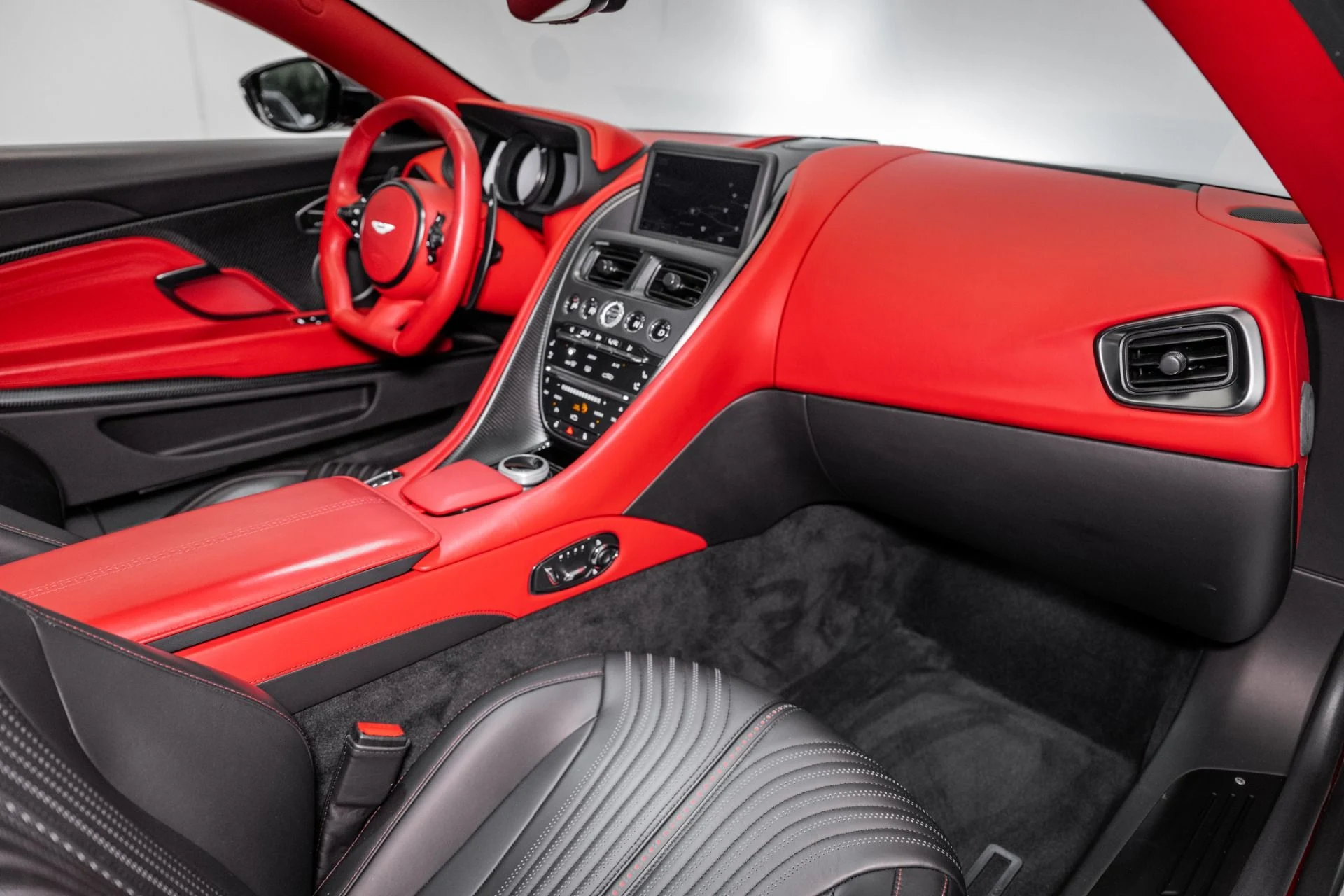 mph015_1024600985_Used_2023_Aston_Martin_DB_11_V8_Coupe_1750777279_2e15a115ae