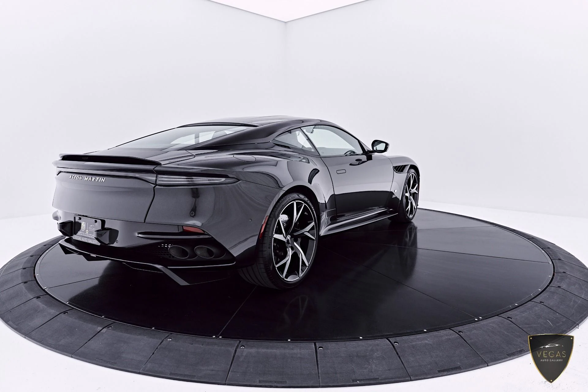 mph015_1027679320_Used_2021_Aston_Martin_DBS_Superleggera_1785181485_baba4af8d9