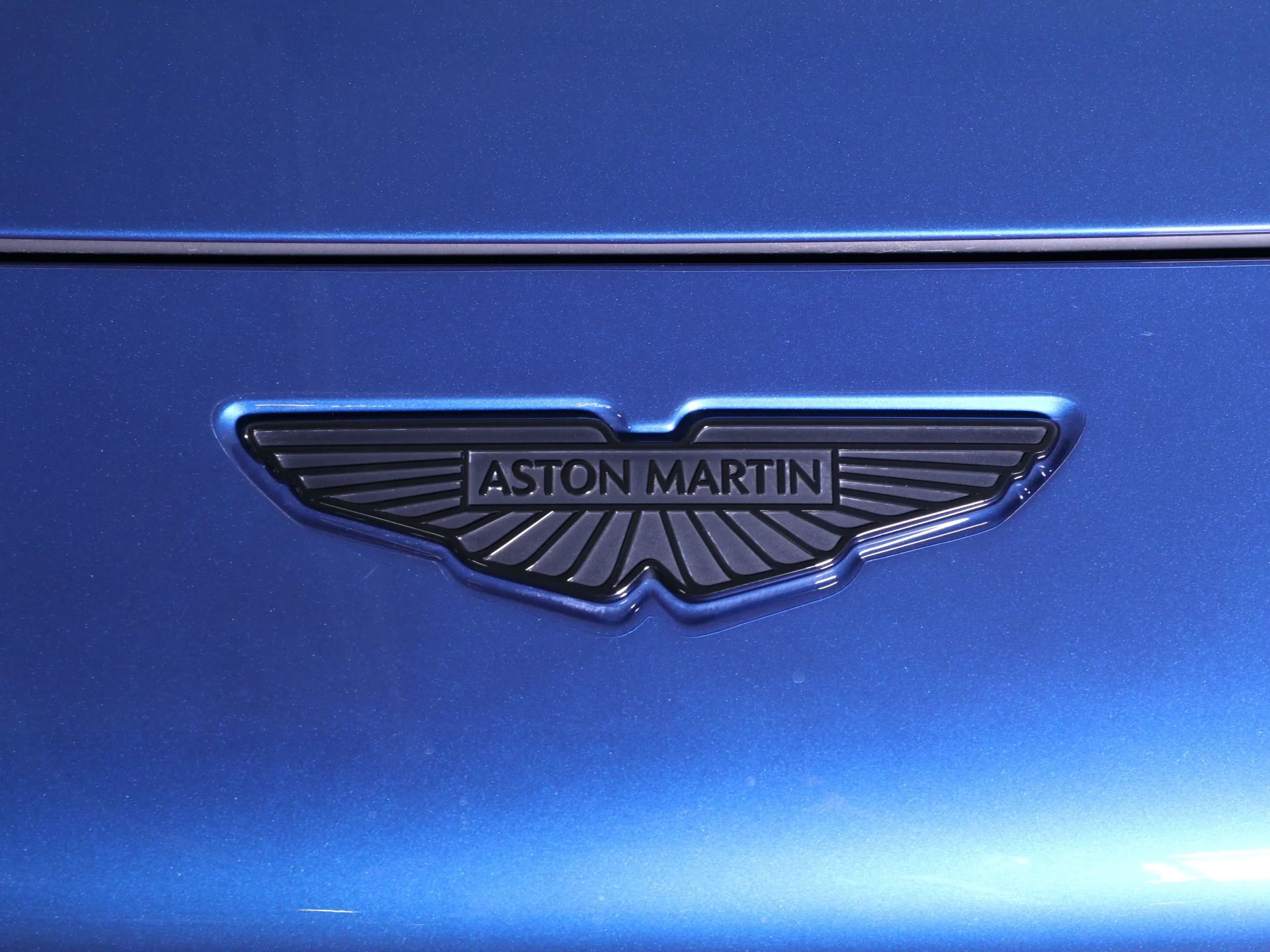 mph015_1043559752_Used_2025_Aston_Martin_DBX_707_1758482784_7d3c9c7841