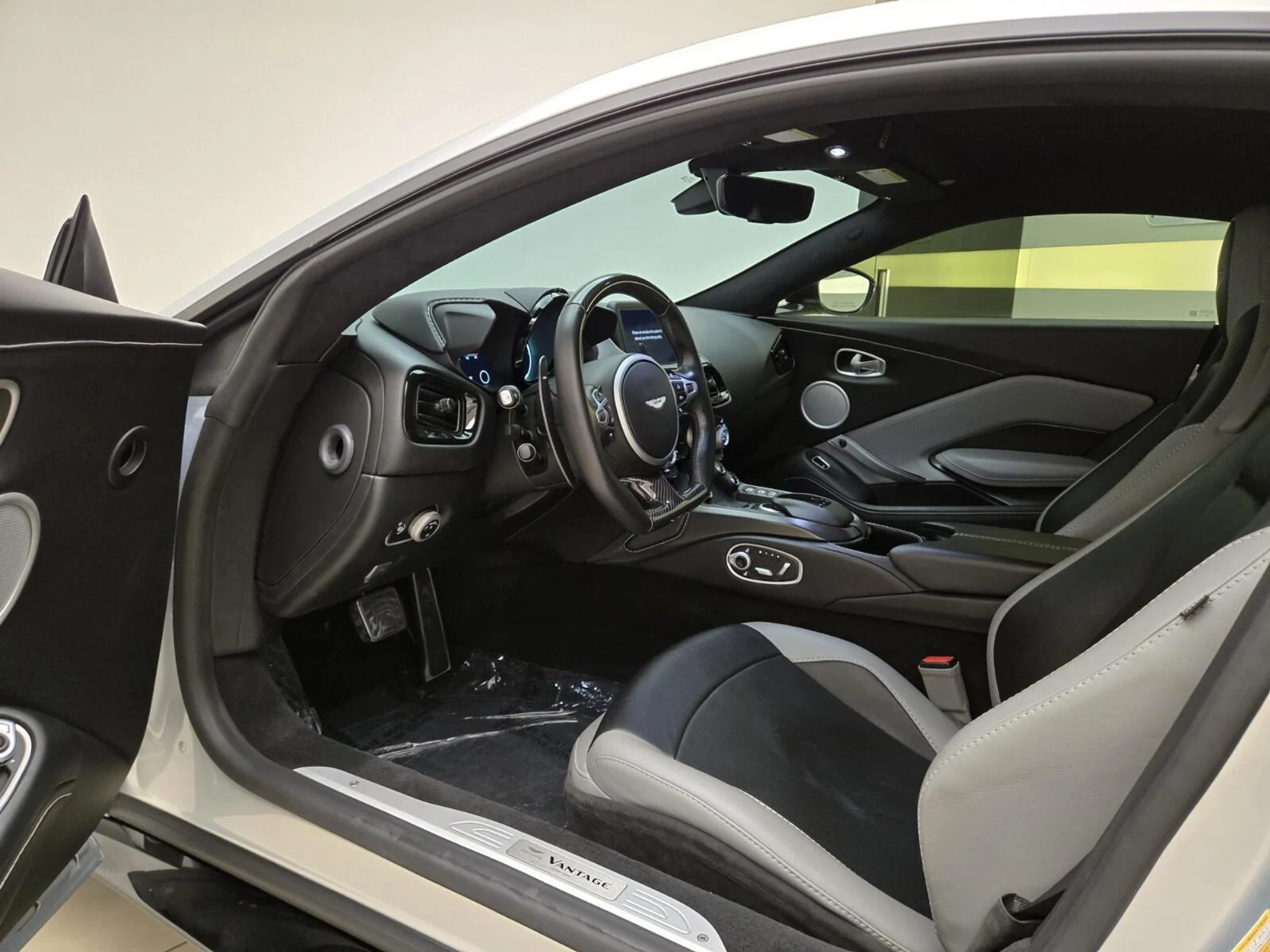mph015_1045170380_Used_2019_Aston_Martin_Vantage_1756191180_ad6e626750