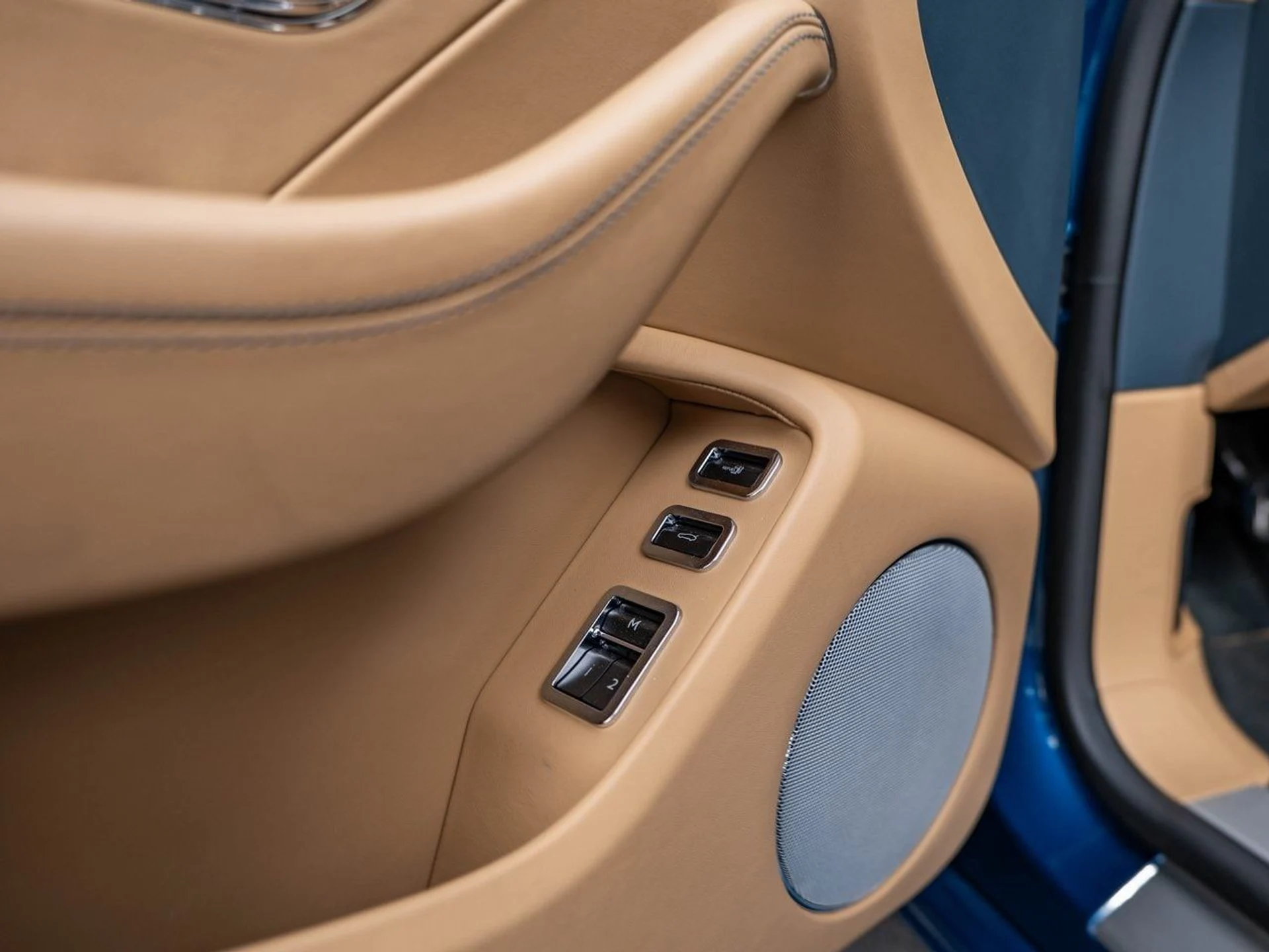 mph015_1047179851_d7f1b46ce18cfc0385c7b7a865f12060x_6f920cd9e0