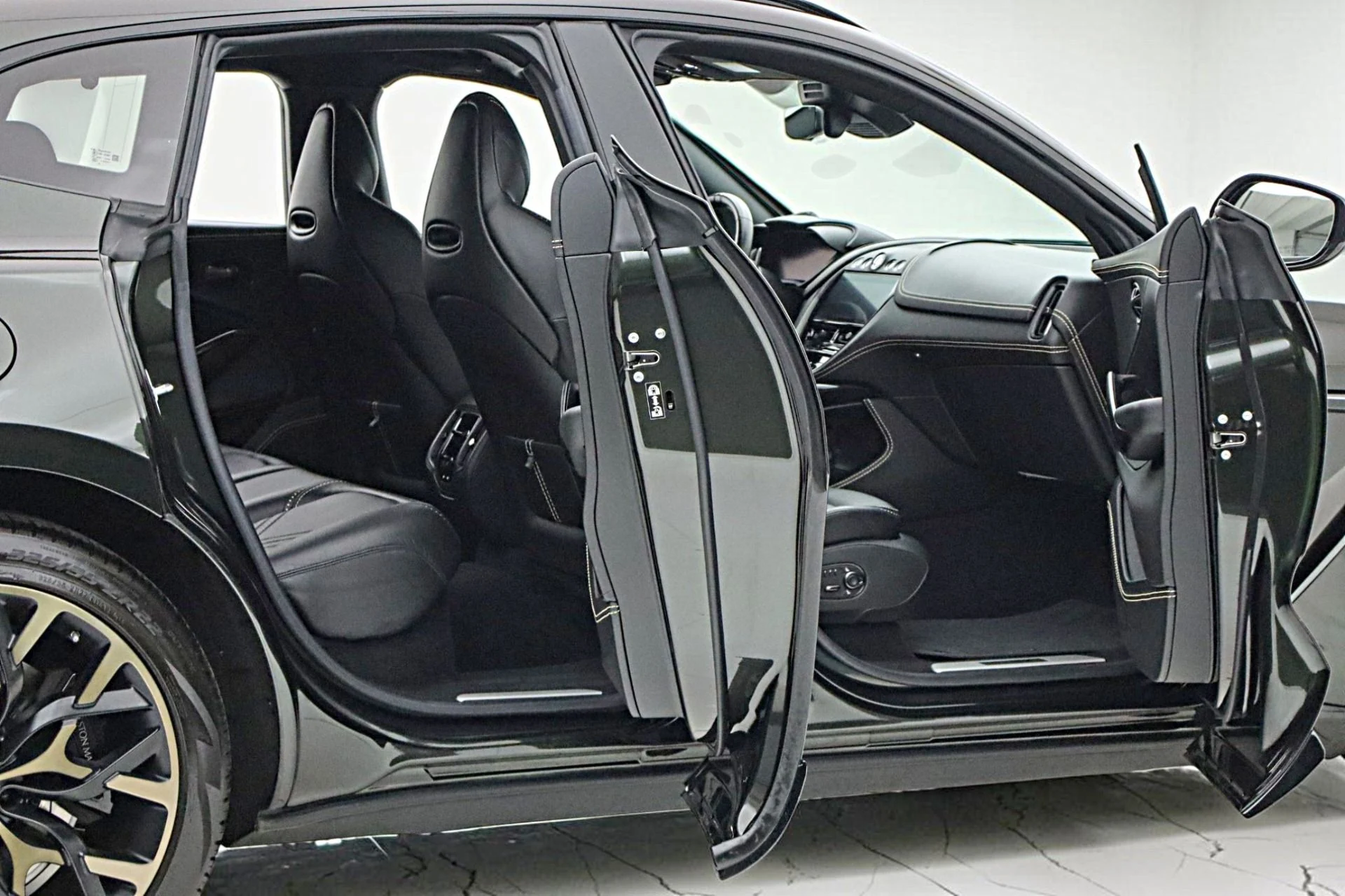 mph015_1053046699_Used_2021_Aston_Martin_DBX_5050dd77a9
