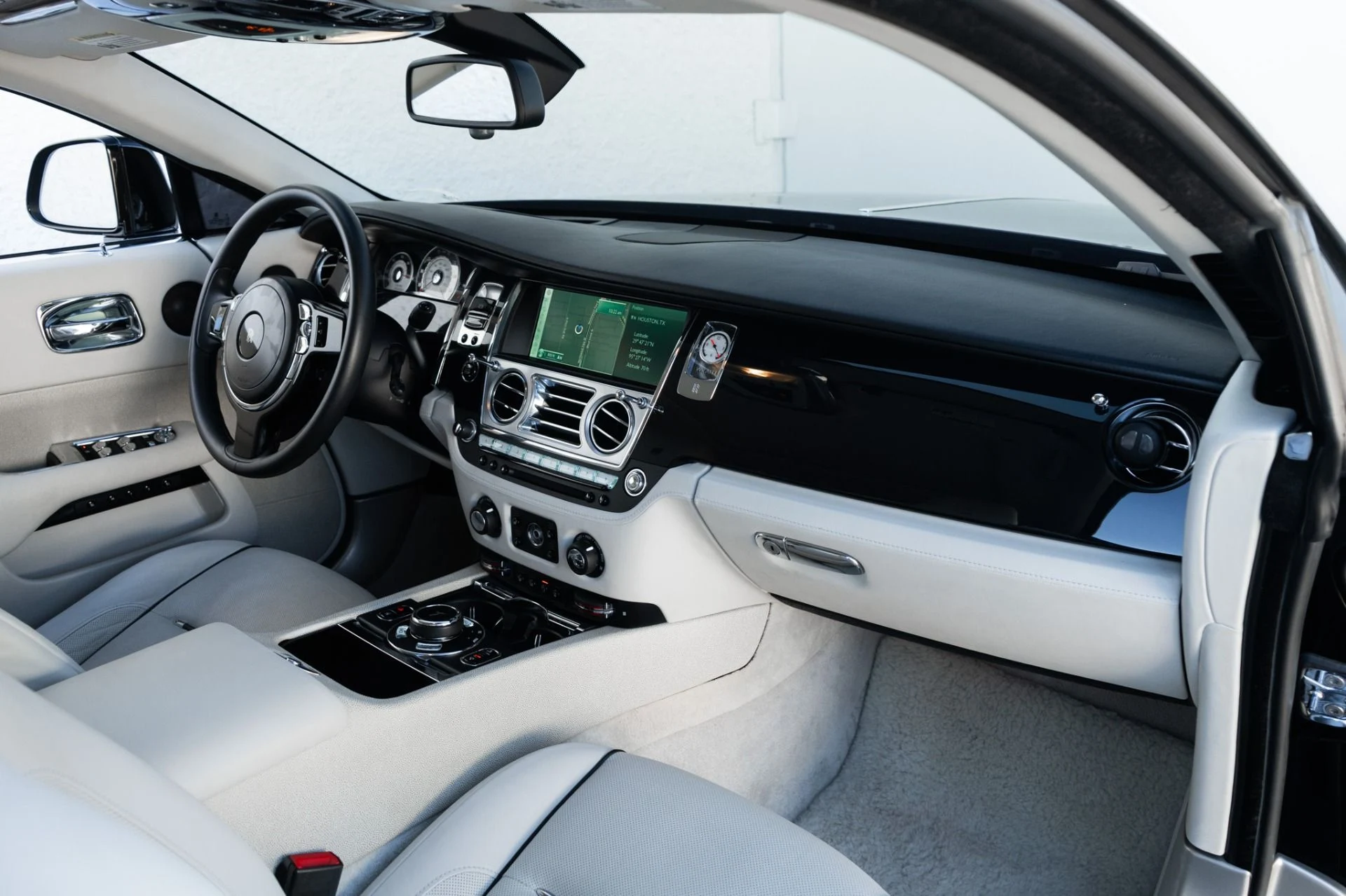 mph015_1055606994_Used_2014_Rolls_Royce_Wraith_1761760080_e069776a50