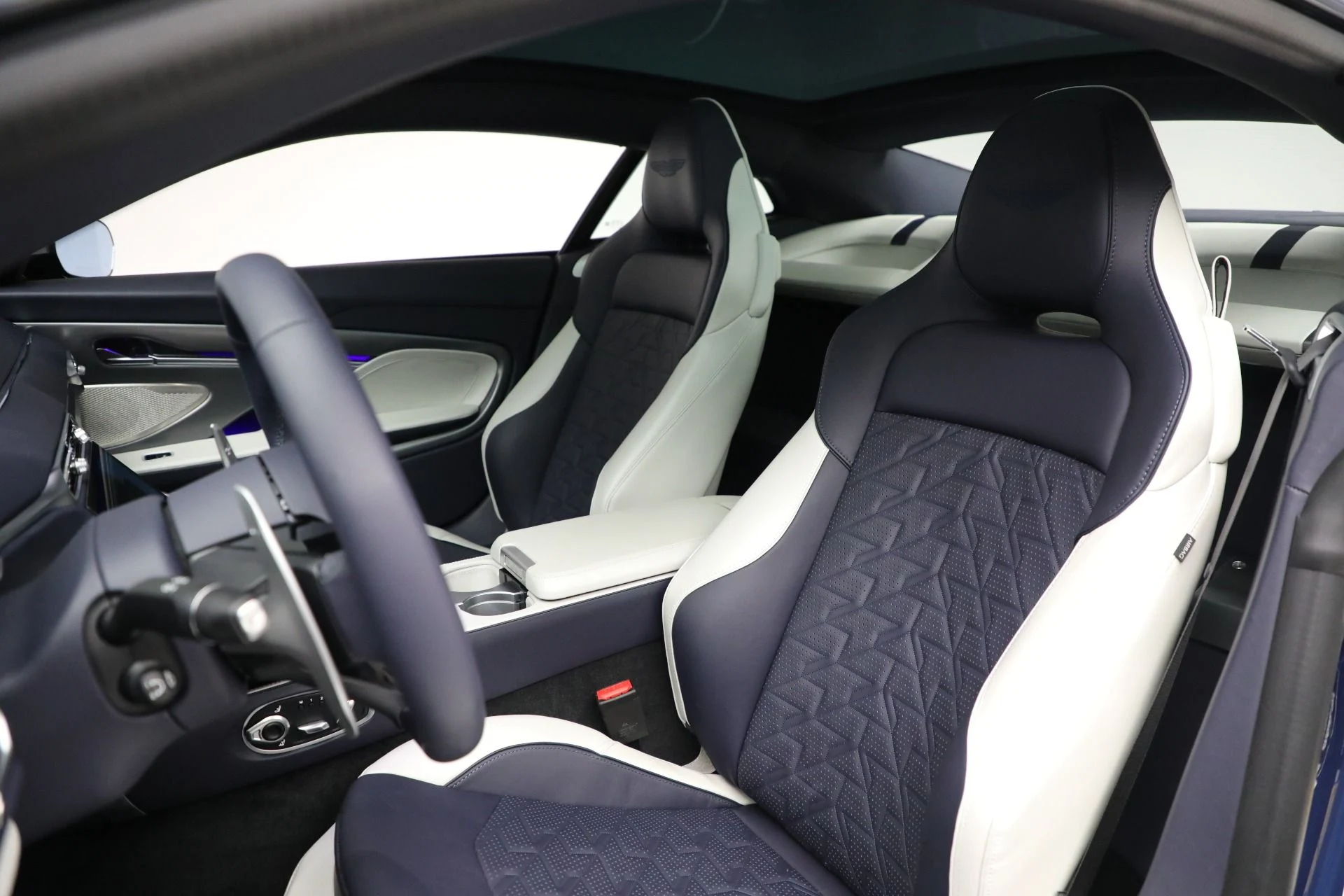 mph015_105601139_New_2025_Aston_Martin_Vanquish_1735676879_f73510d973