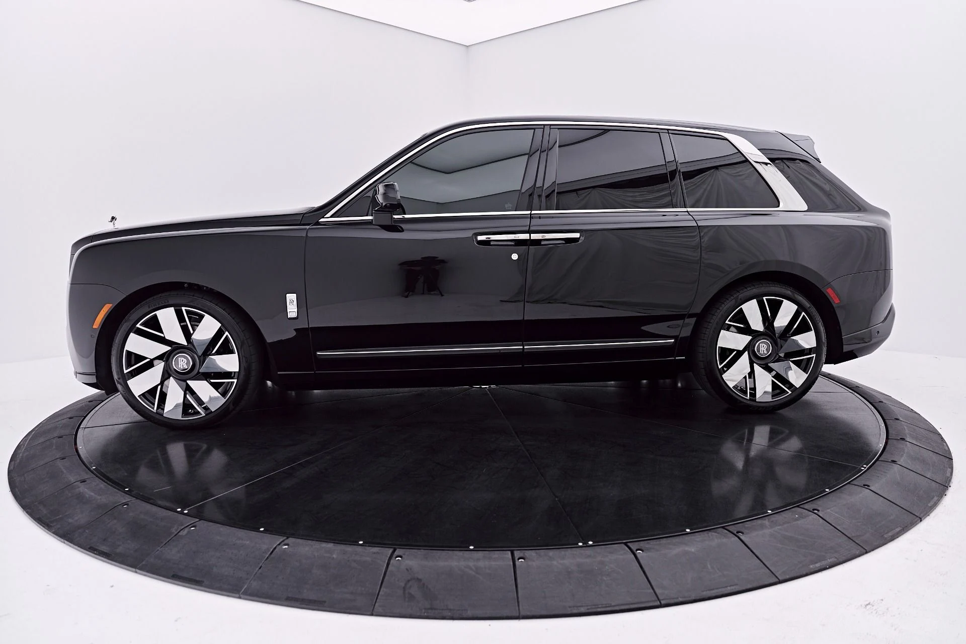 mph015_1058654472_Used_2025_Rolls_Royce_Cullinan_1786122759_800933bfe4