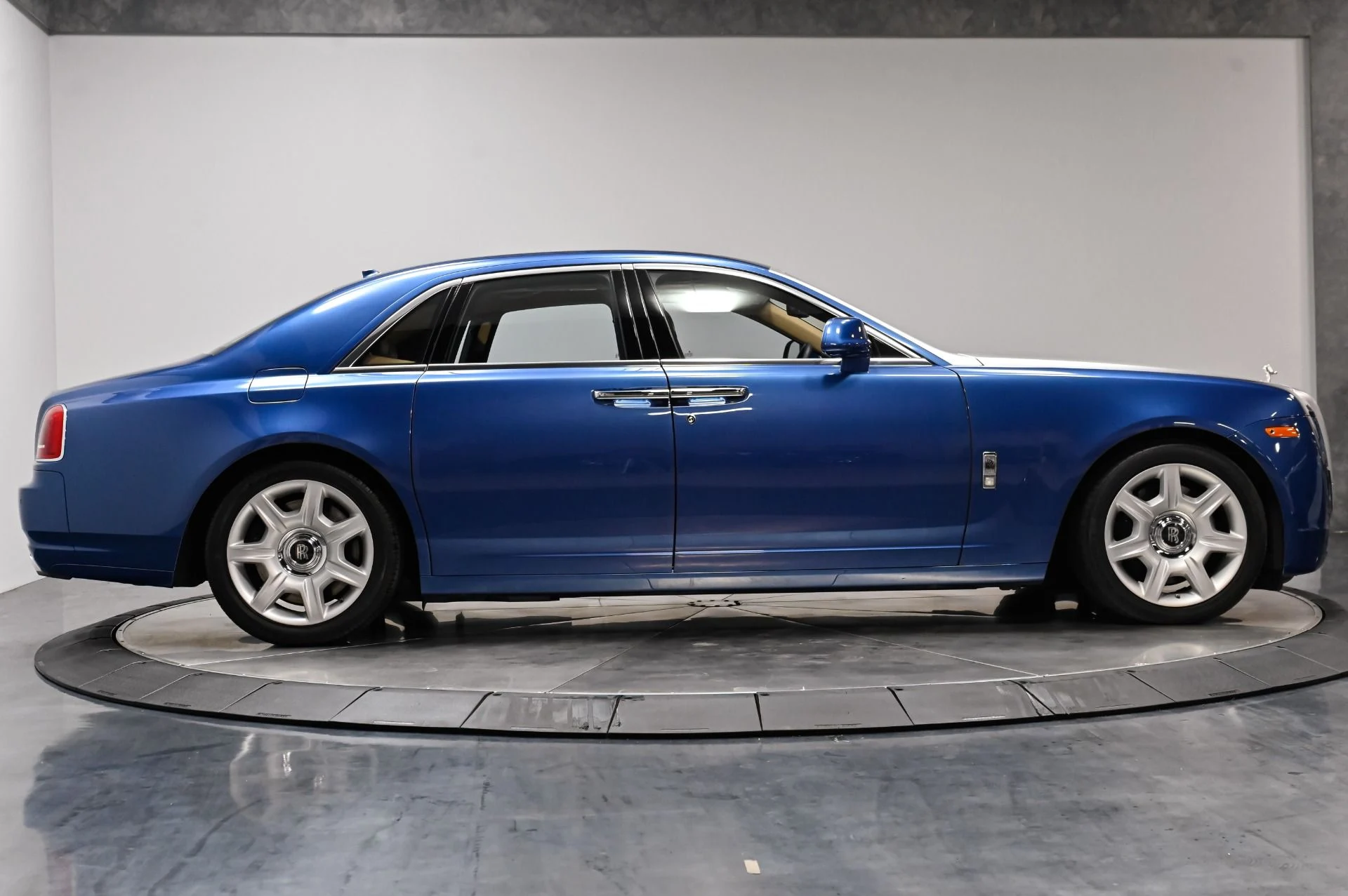 mph015_1066437517_Used_2012_Rolls_Royce_Ghost_Base_1791906503_3f5105d7da