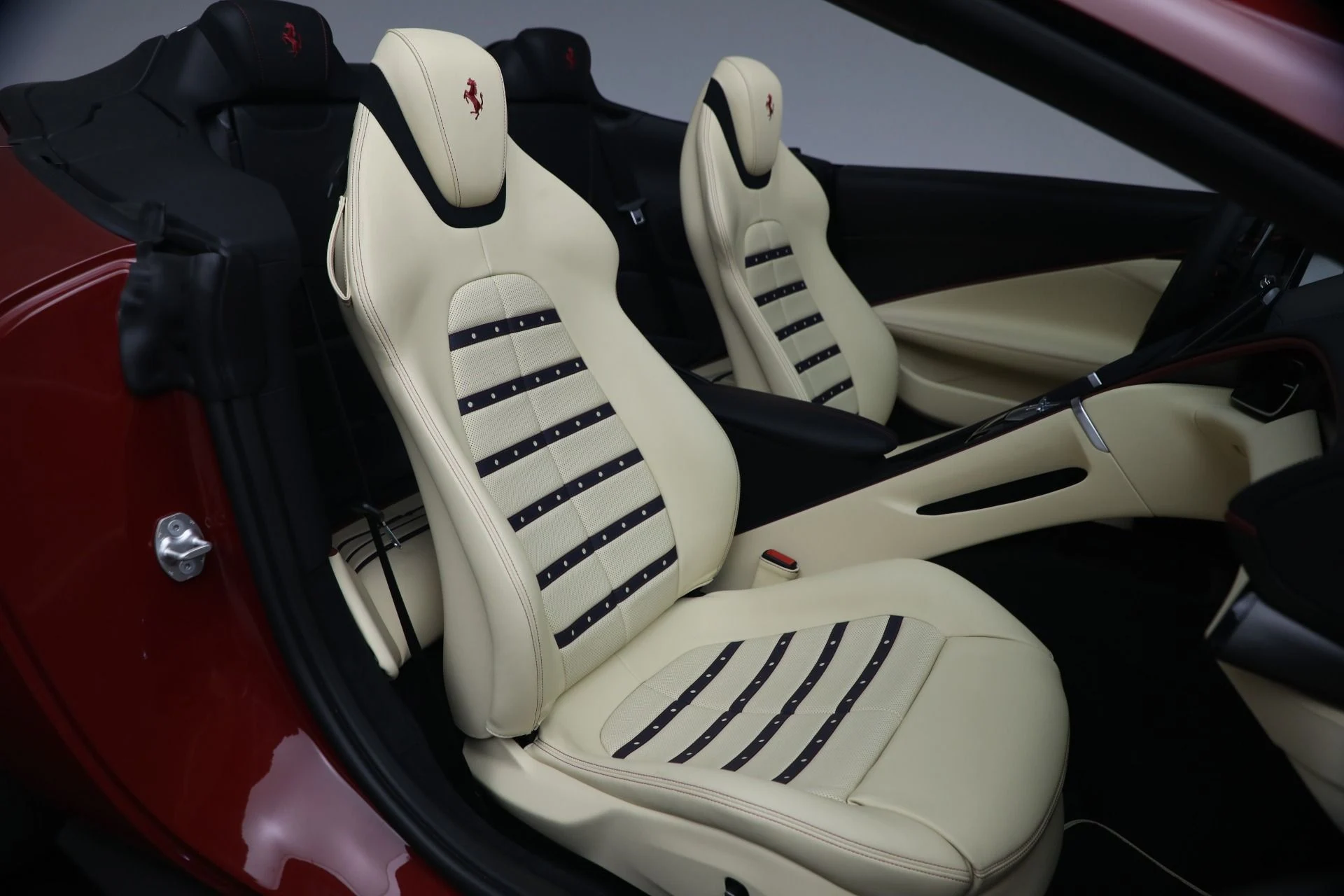 mph015_1069595057_Used_2025_Ferrari_Roma_Spider_1777992623_adcff444f9