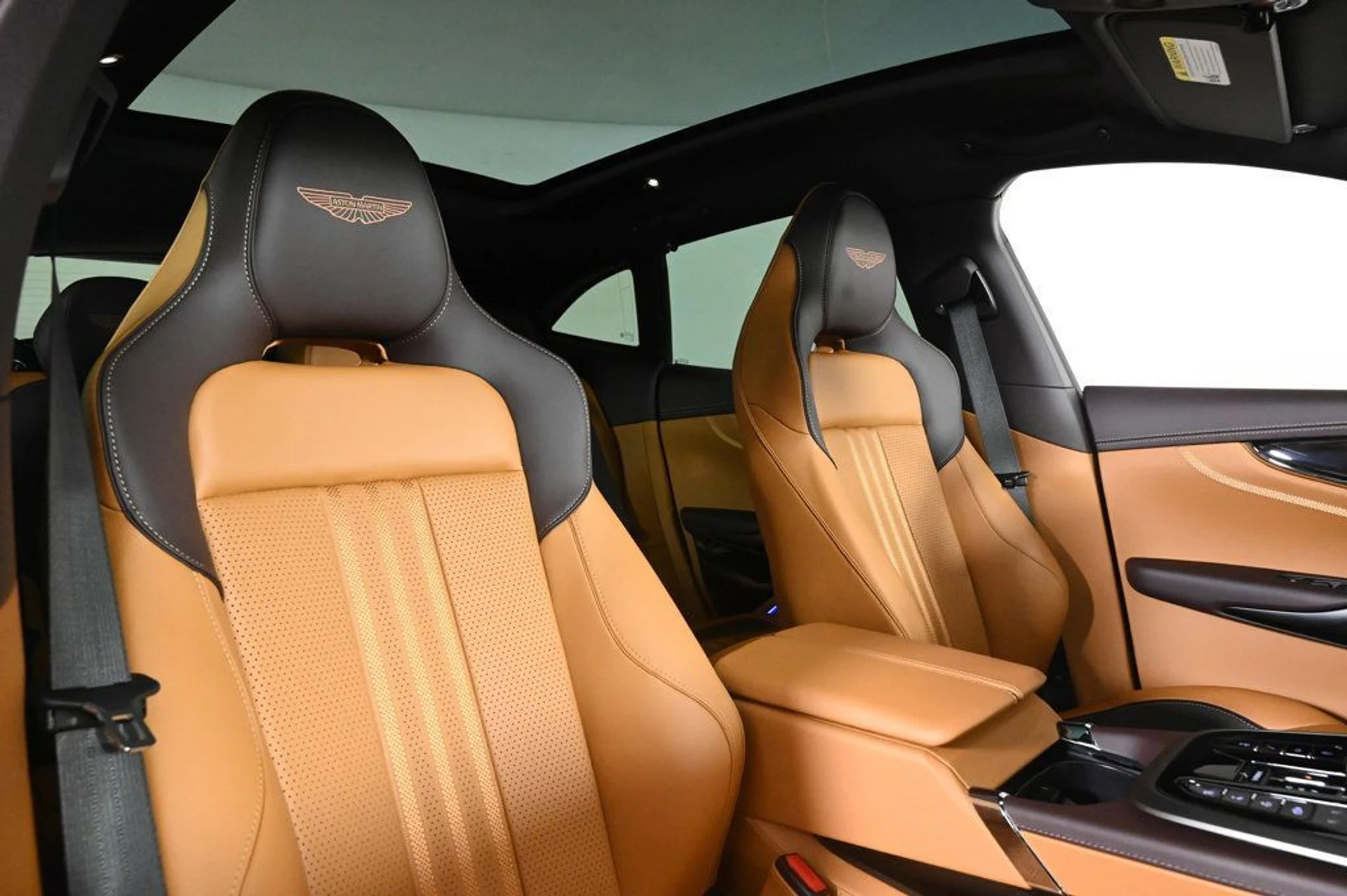 mph015_1077623036_new_2026_aston_martin_dbx_707awd_11350_22961642_15_1024_2ed3440316