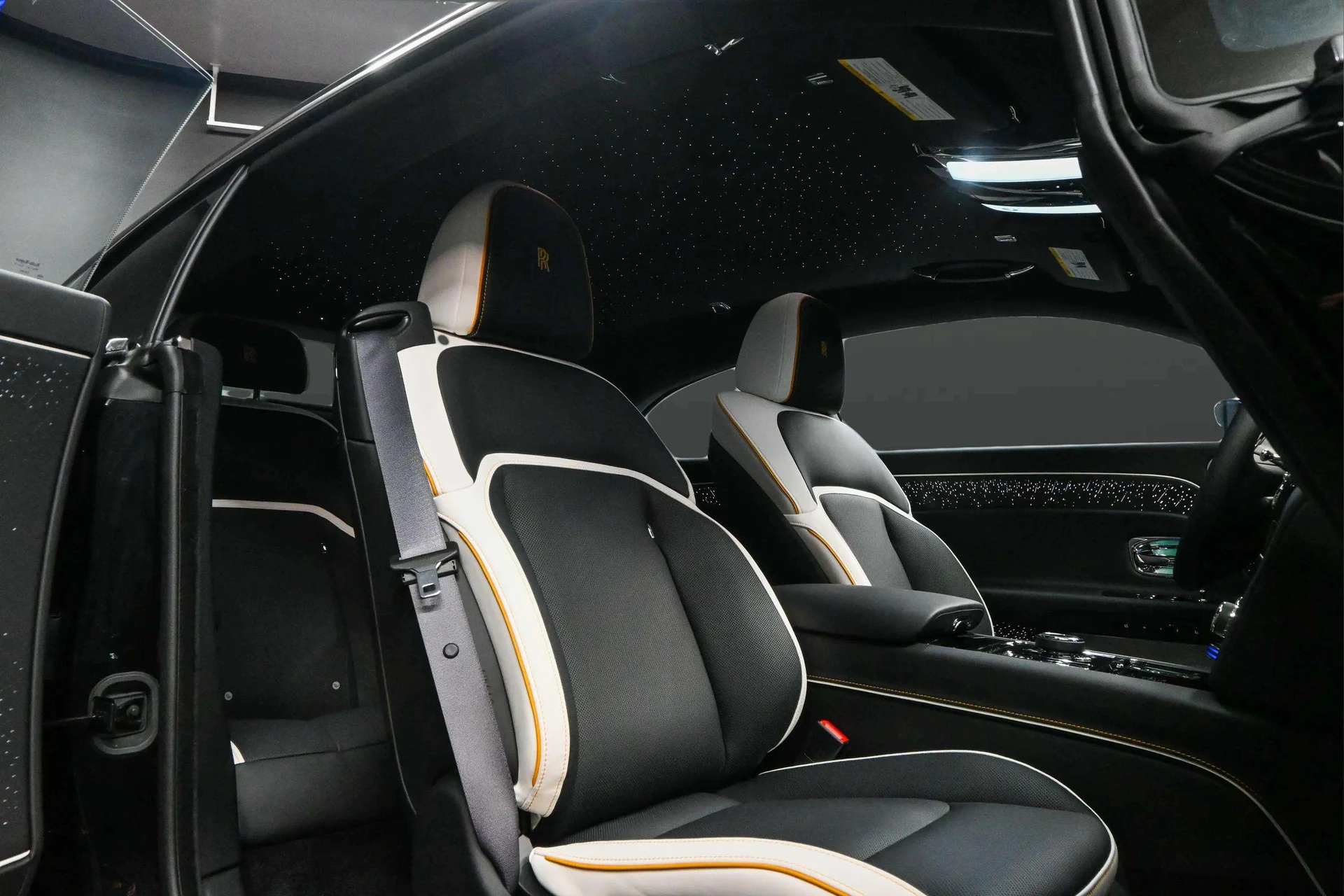 mph015_1082144797_d5c9c375_e33c_4063_bb10_b3cbe3b8227e_202520_Rolls_Royce20_Spectre20282503029_15_b5586fd4f6
