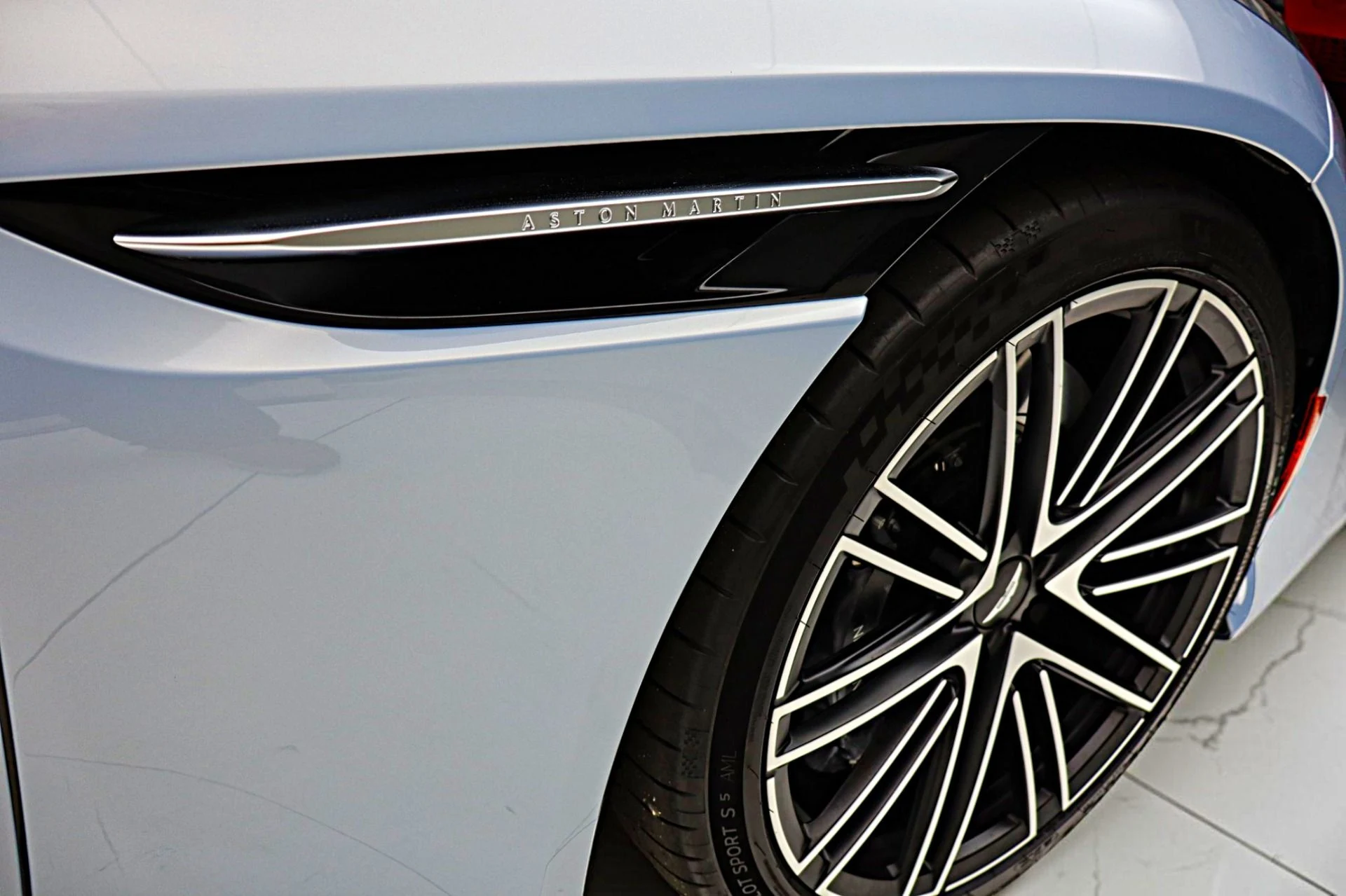 mph015_1083452265_New_2026_Aston_Martin_DB_12_Volante_6d7e31385d