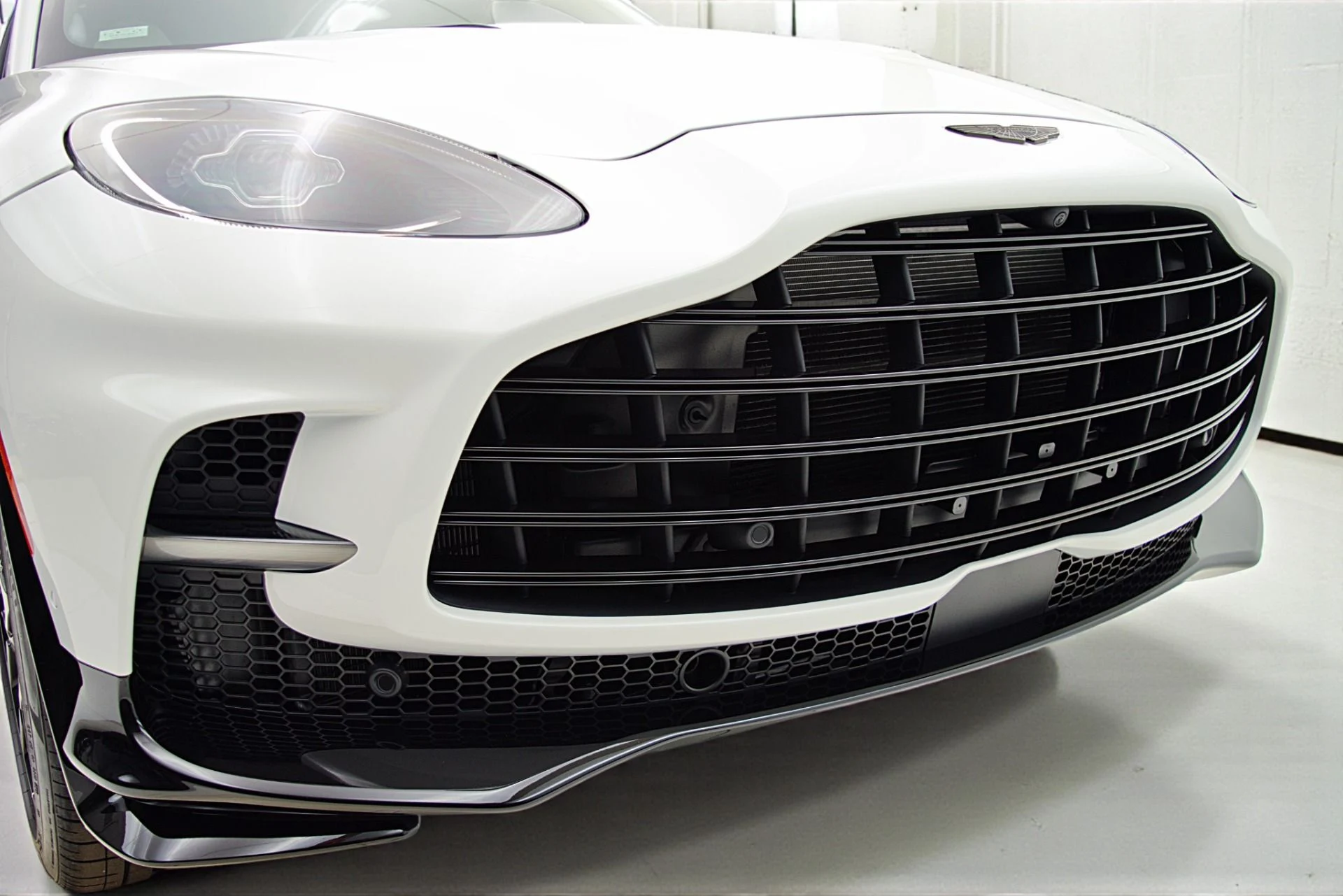 mph015_1085210197_Used_2023_Aston_Martin_DBX_707_5317fca7f4