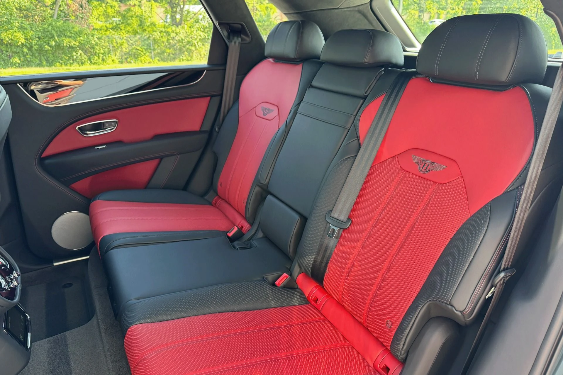 mph015_1086589632_Used_2025_Bentley_Bentayga_V8_1758544256_8ce81a20e0