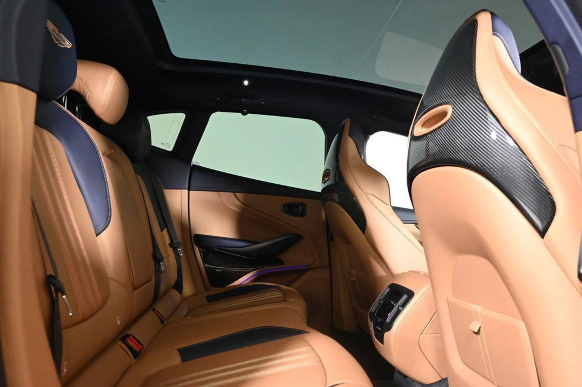 mph015_1091452416_new_2026_aston_martin_dbx_707awd_11350_22956758_16_1024_d7b210466f