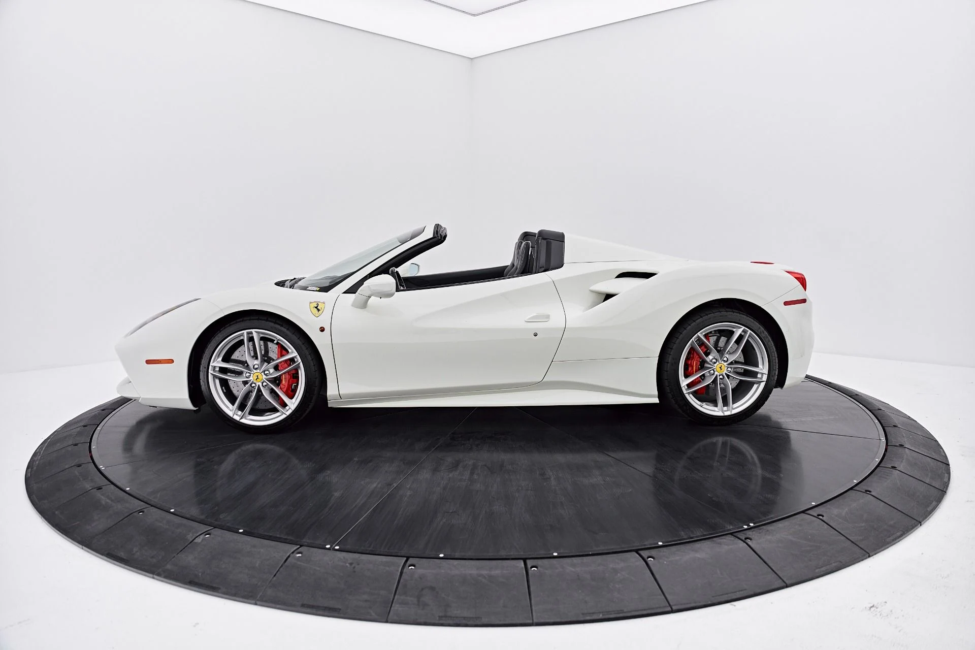 mph015_1094382581_Used_2018_Ferrari_488_Spider_Base_1787888158_870e3c4d64