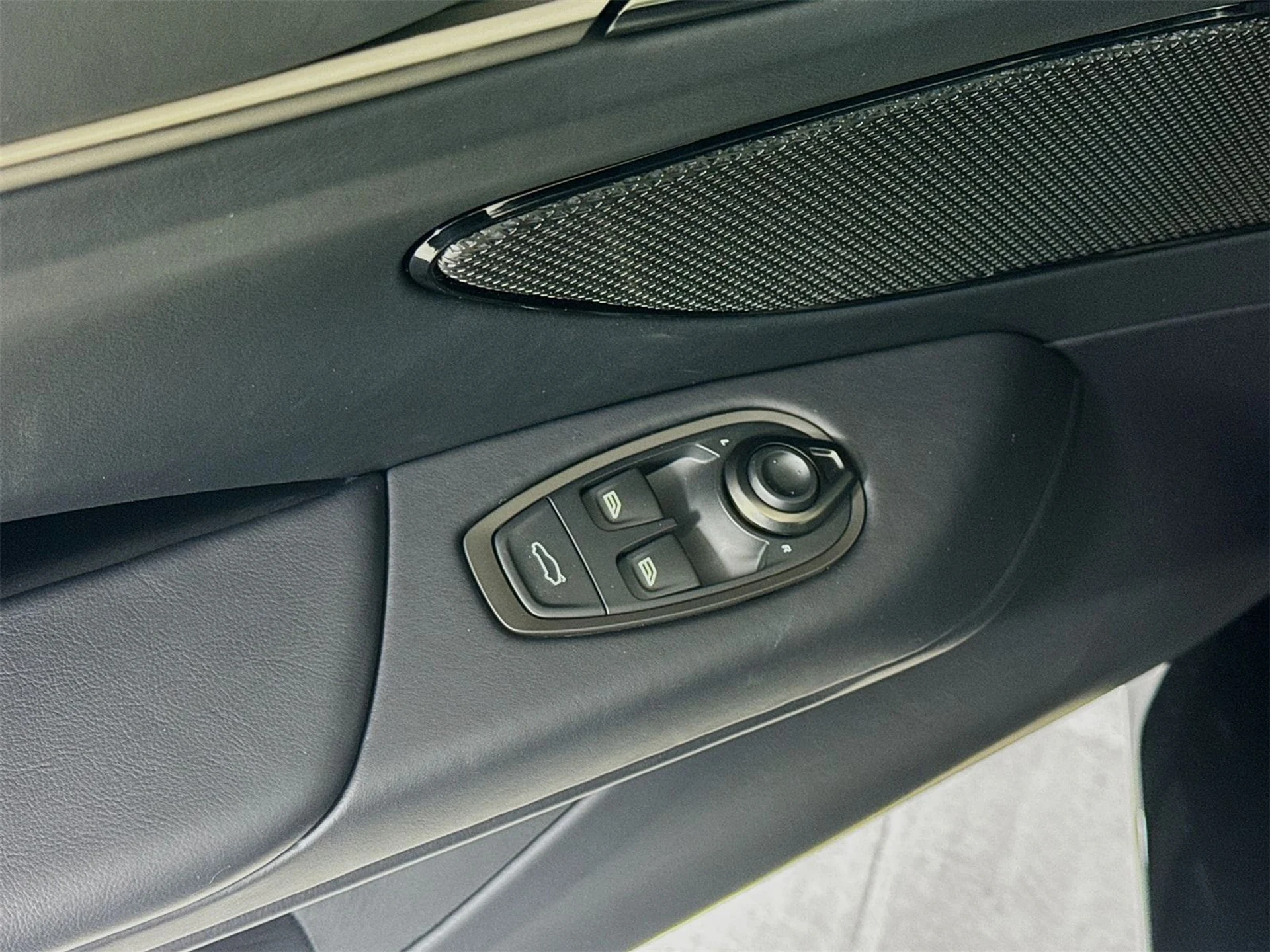 mph015_1096109697_719b29846af79a6cabff9e8e168b61d5x_eed1d12de3