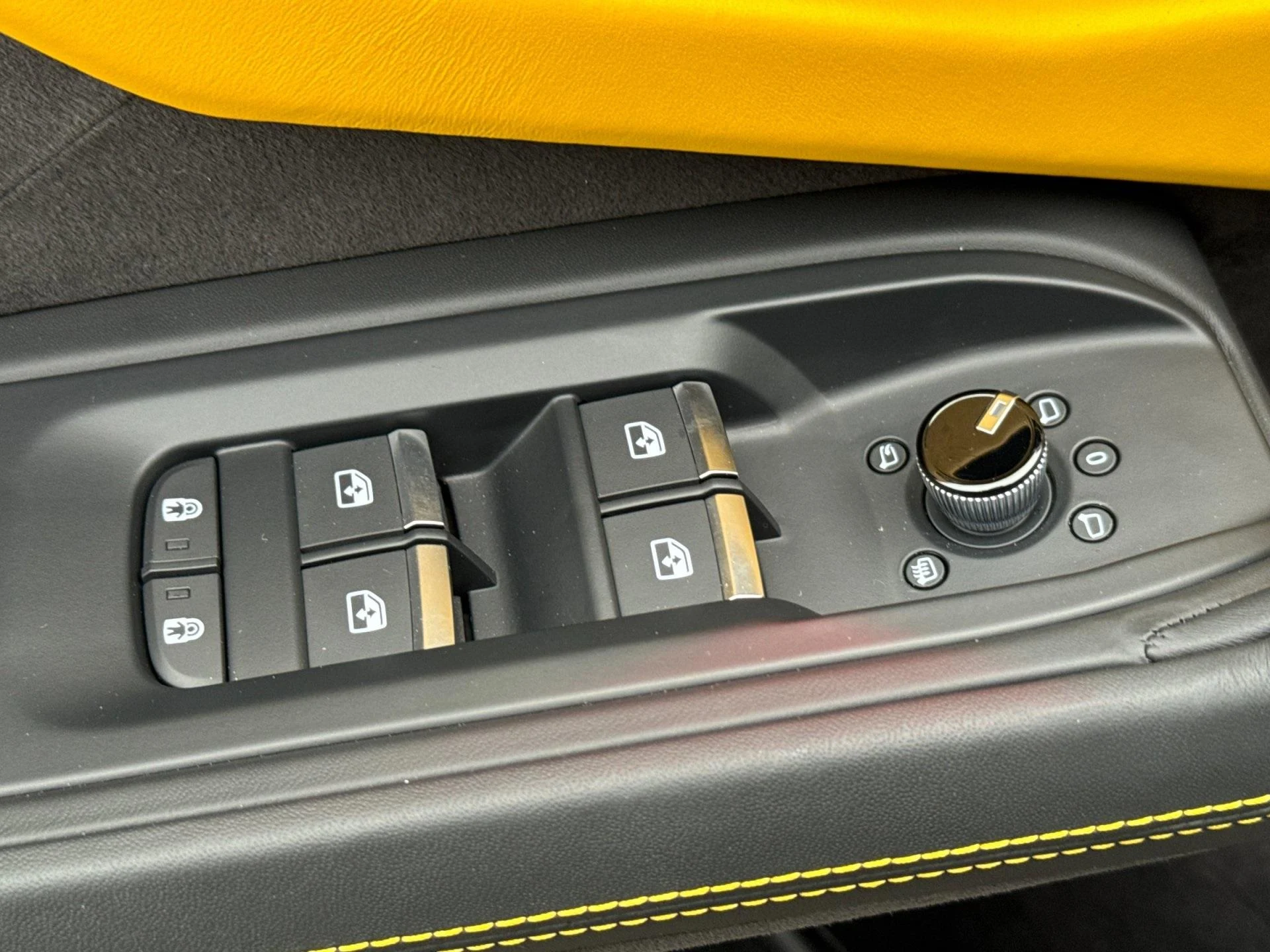 mph015_1111814093_New_2025_Lamborghini_Urus_SE_1770719342_f811033938