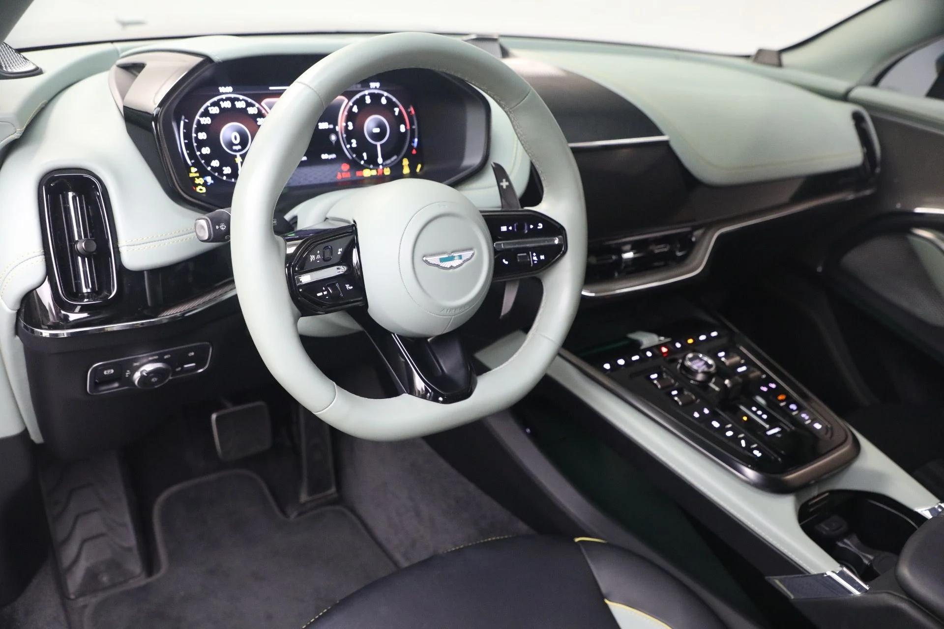 mph015_1112662304_Used_2025_Aston_Martin_DBX_707_1782571135_43e8ce0879