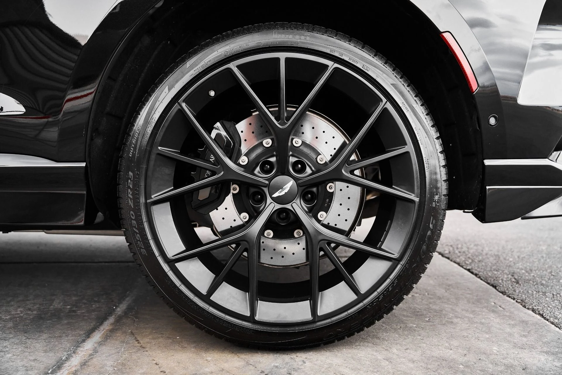 mph015_1122449621_Used_2025_Aston_Martin_DBX_707_1775007949_545eae6478