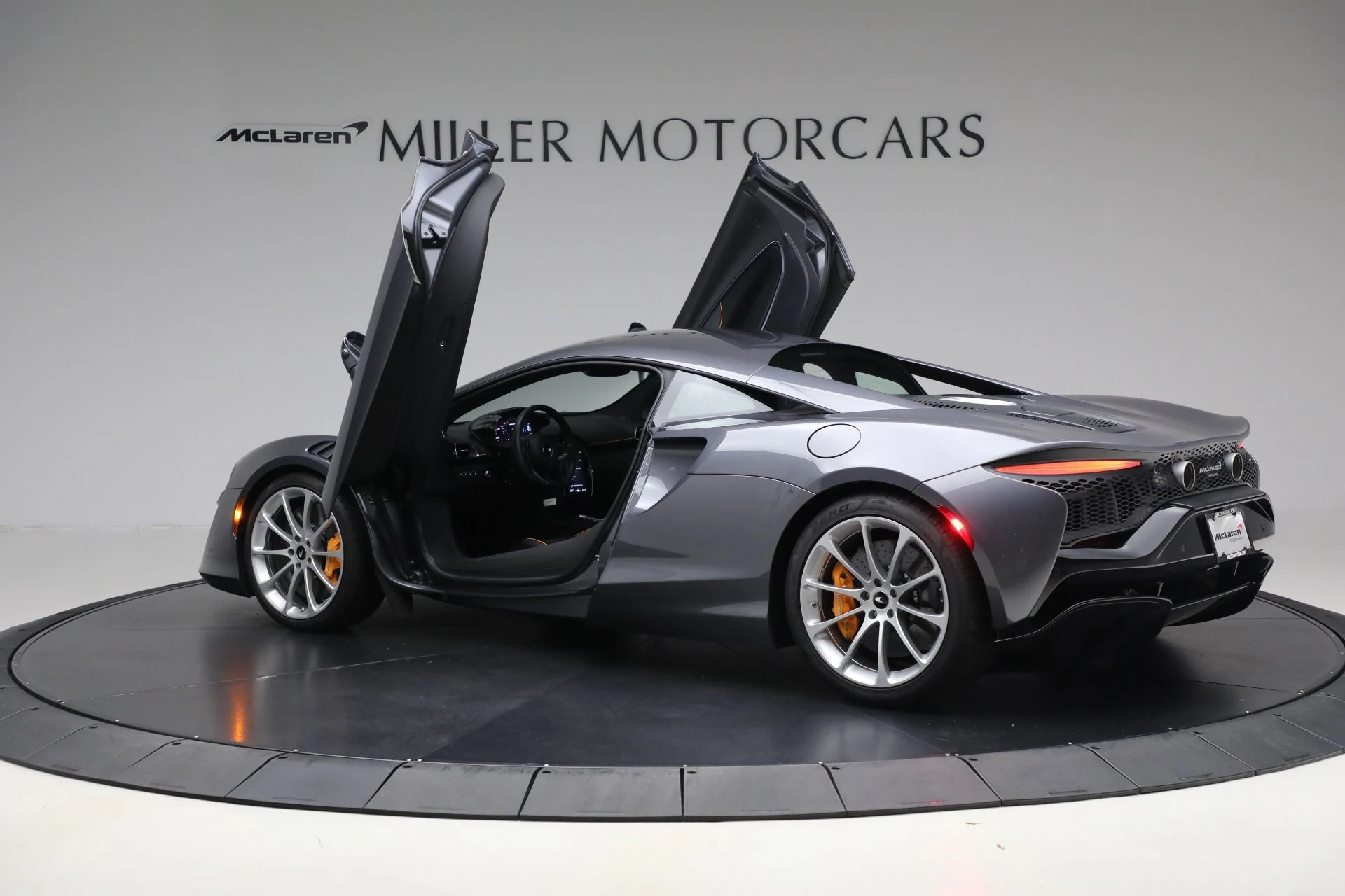 mph015_1126000968_Used_2024_Mc_Laren_Artura_Vision_7d9e1a7164