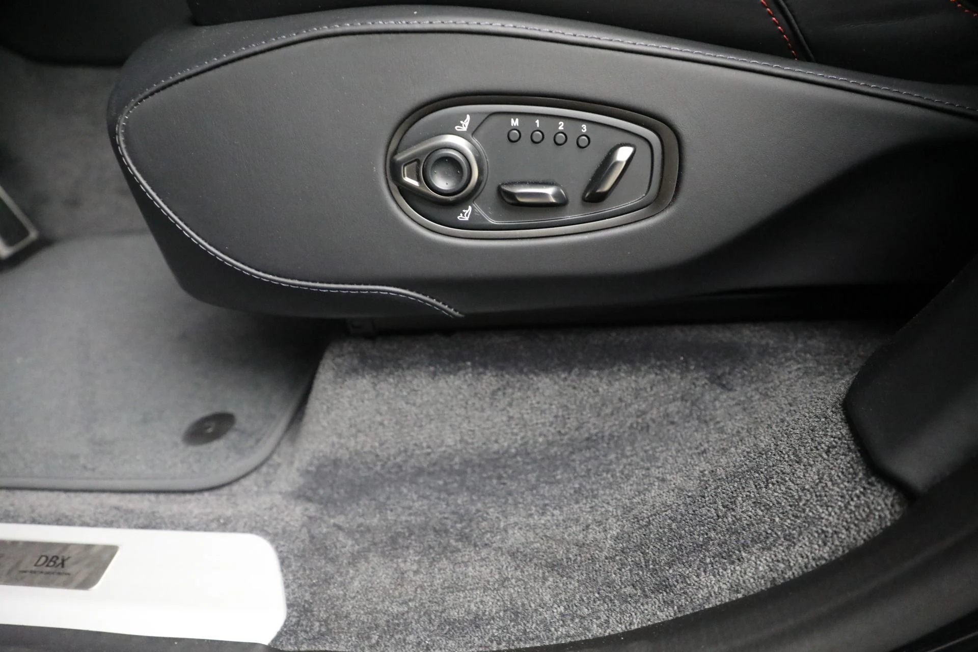 mph015_1135128716_New_2025_Aston_Martin_DBX_707_3c93ef126b
