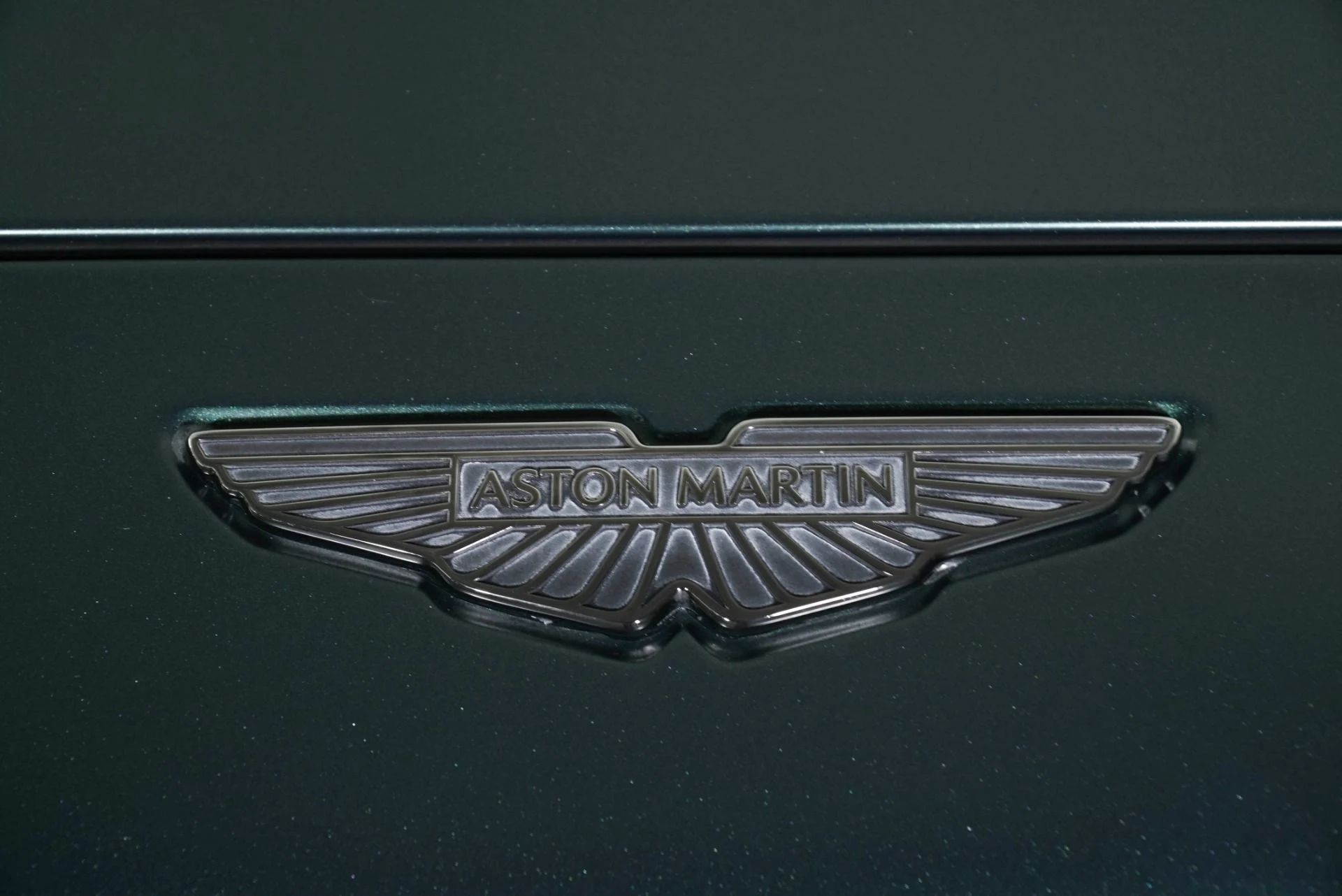 mph015_1145854573_Used_2025_Aston_Martin_DBX_707_1768858107_44c6bd4650