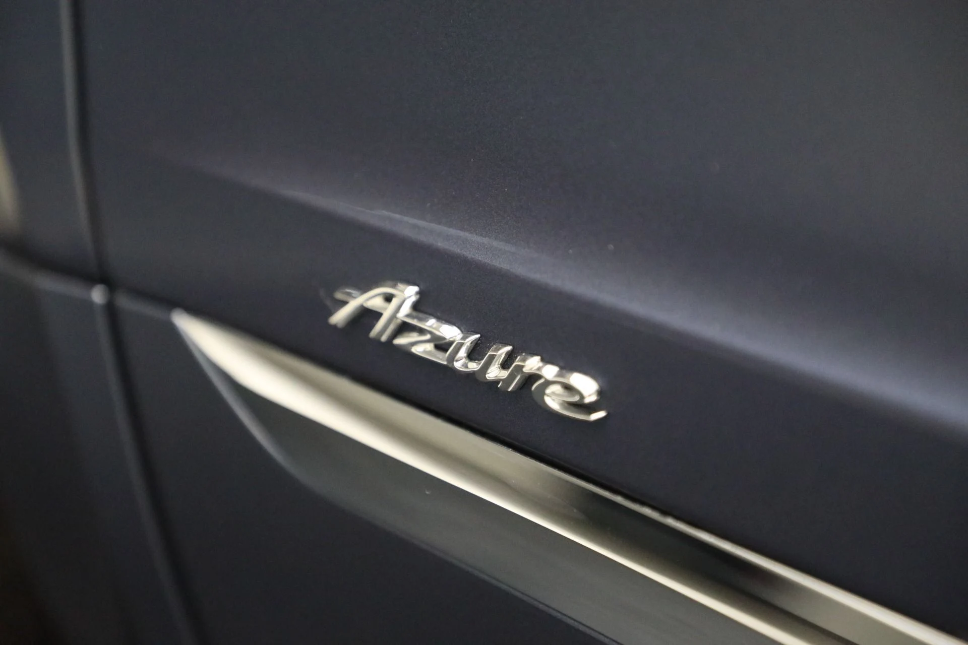 mph015_1175544943_New_2025_Bentley_Bentayga_EWB_Azure_V8_9e71bb502a