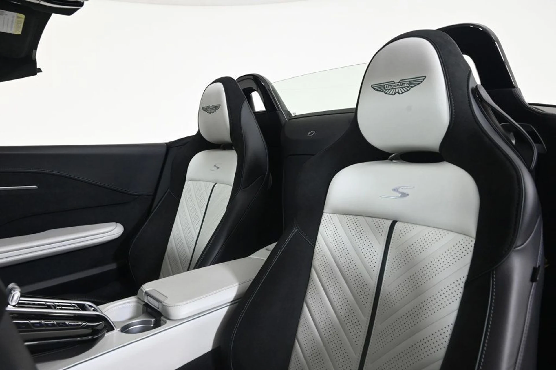 mph015_1187246346_new_2026_aston_martin_vantage_sroadster_11350_22956754_15_1024_87838900d9