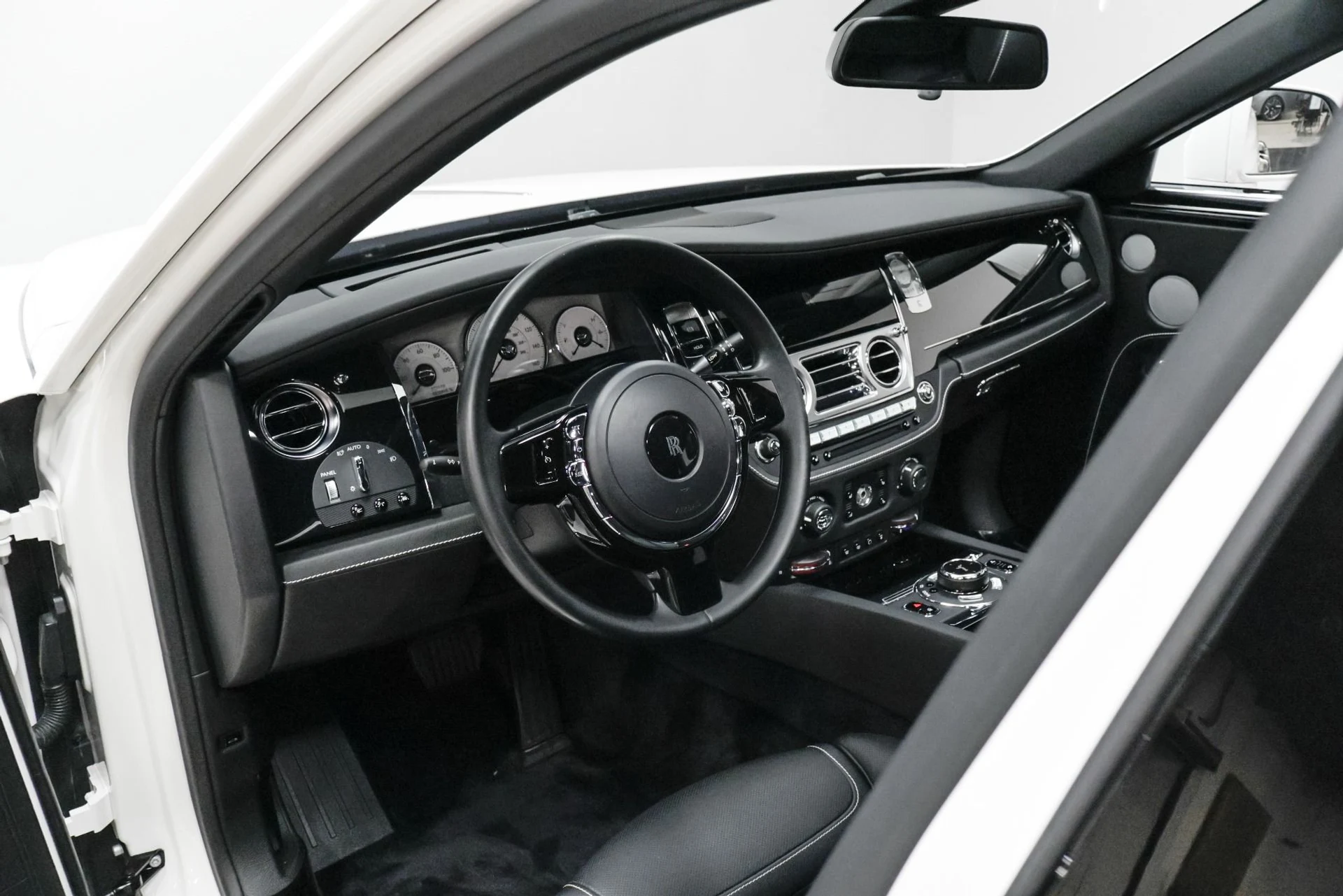 mph015_1199917036_Used_2016_Rolls_Royce_Ghost_Base_1761576536_56a07d7fe4