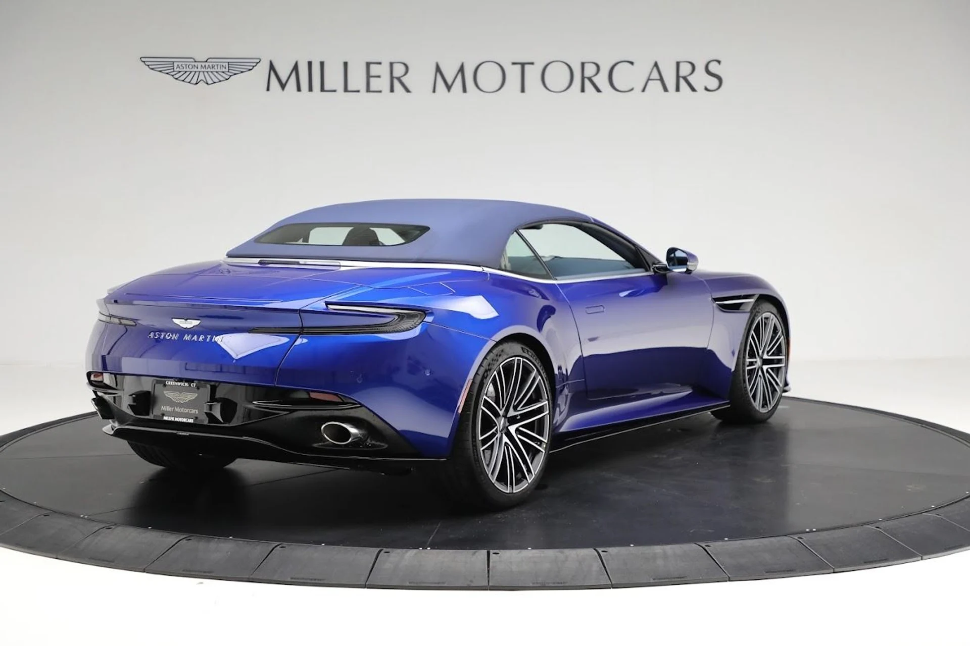 mph015_1203568657_Used_2024_Aston_Martin_DB_12_Volante_ec7432f059